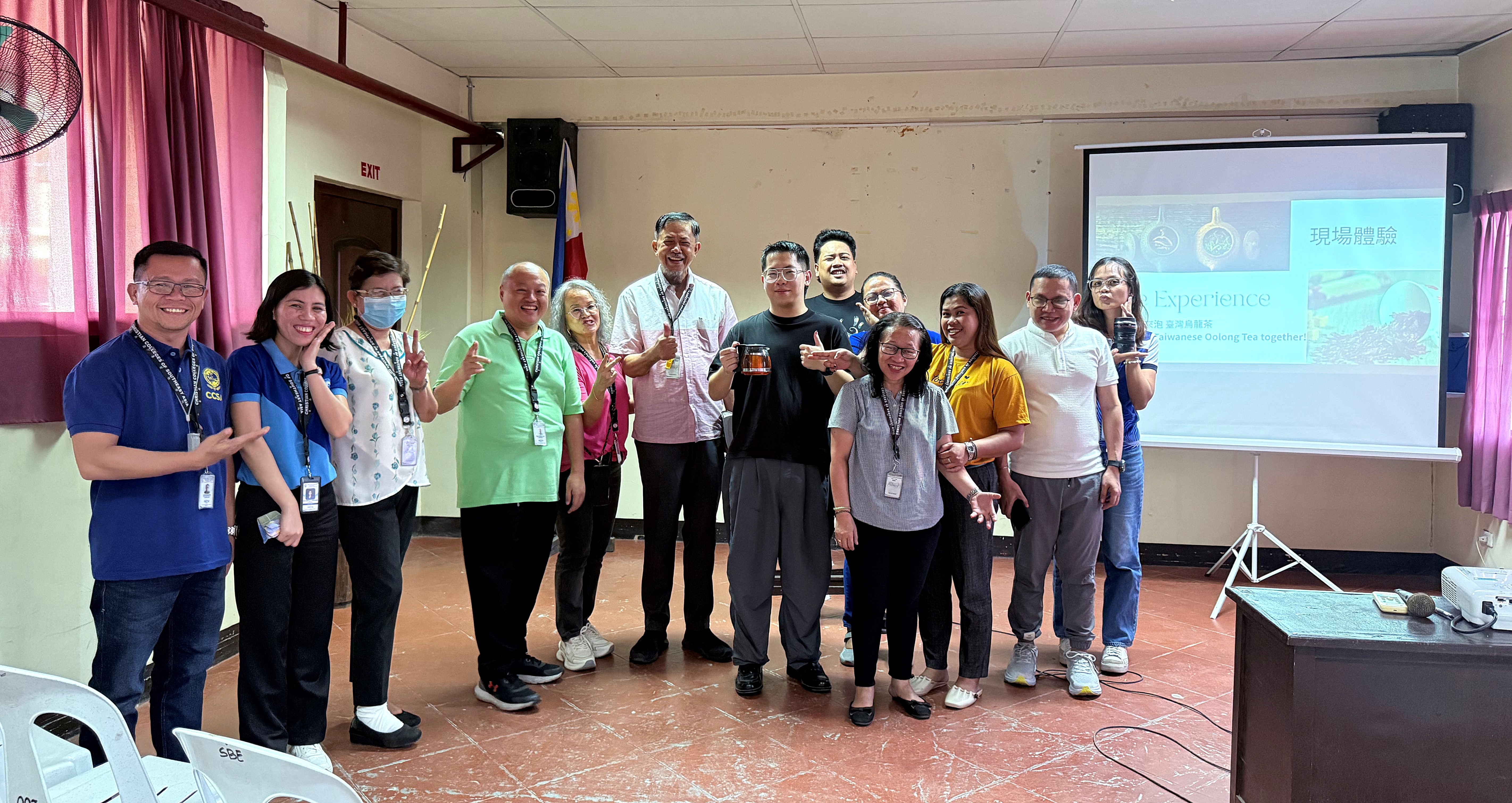 文化講師與導覽志工合影