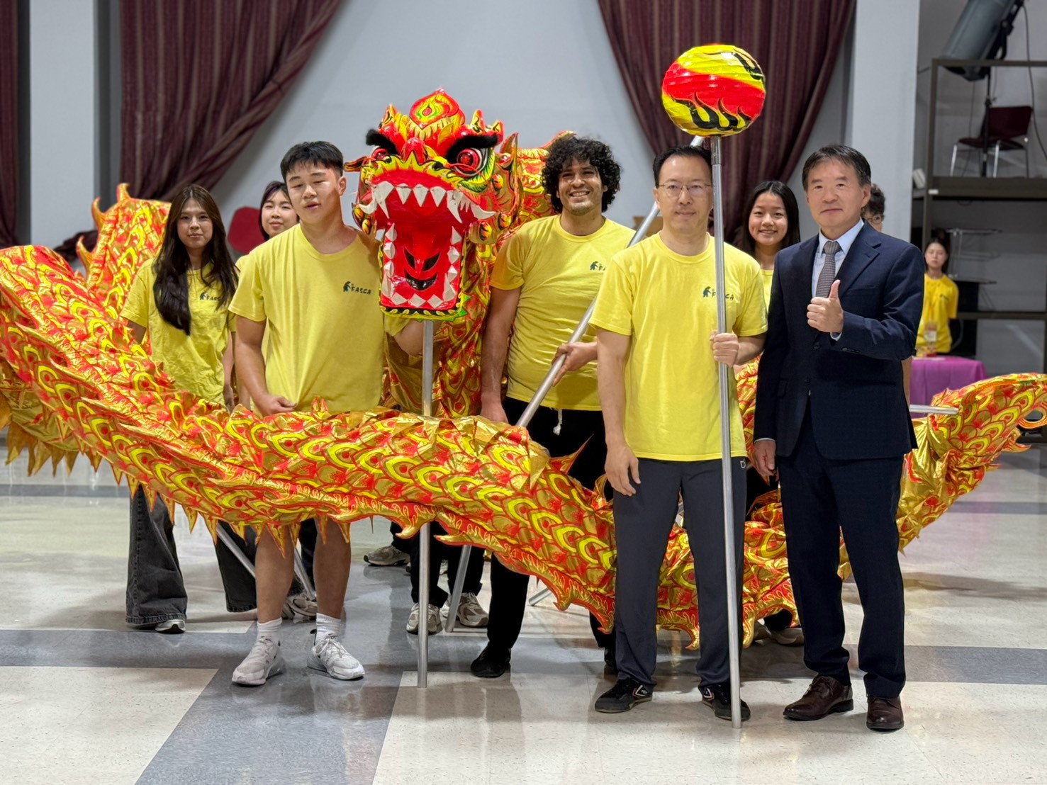 高家富主任與 FASCA 舞龍隊表演後合影