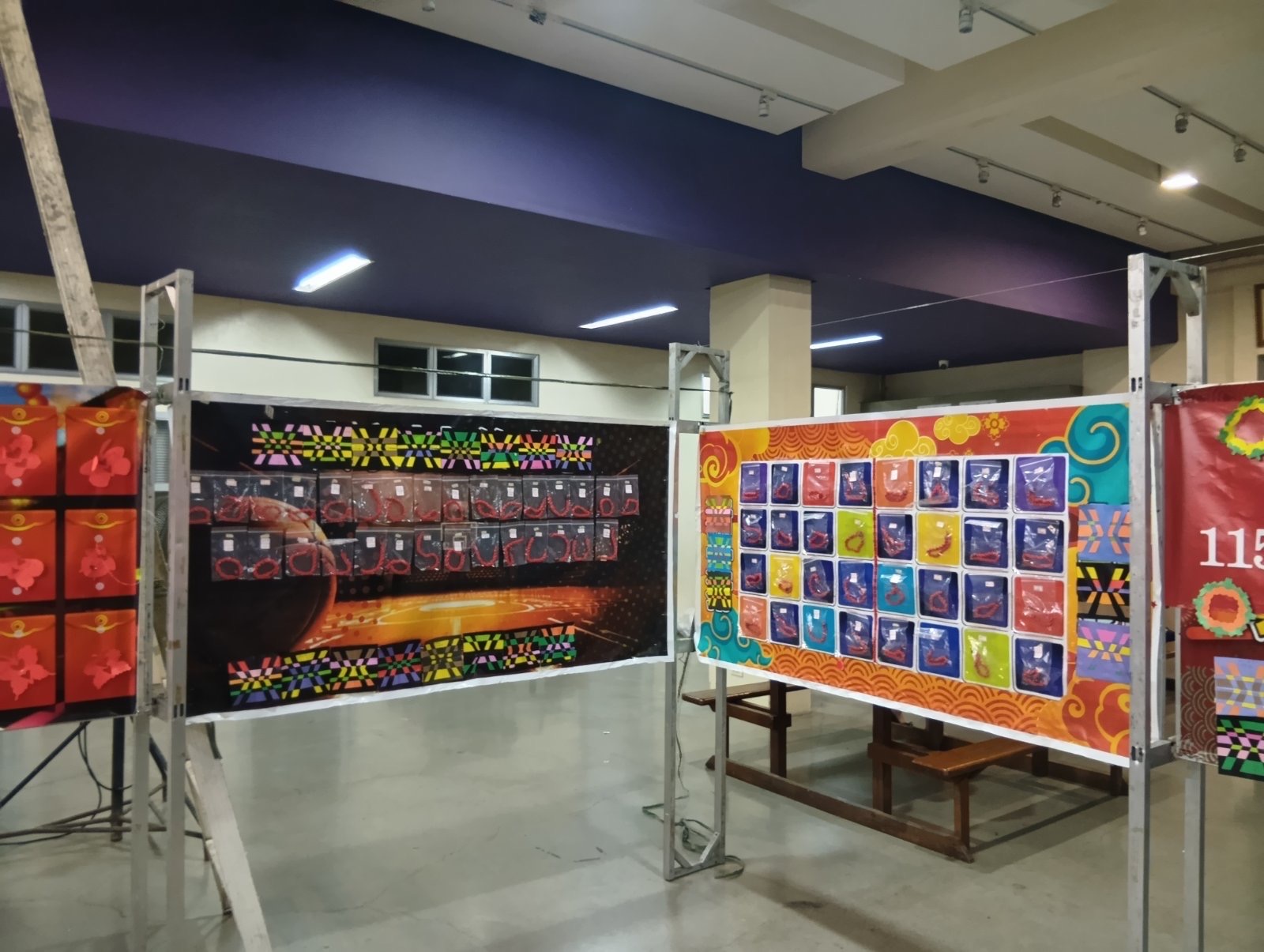 學生展示完成的創意紙編作品，展現豐富巧思。