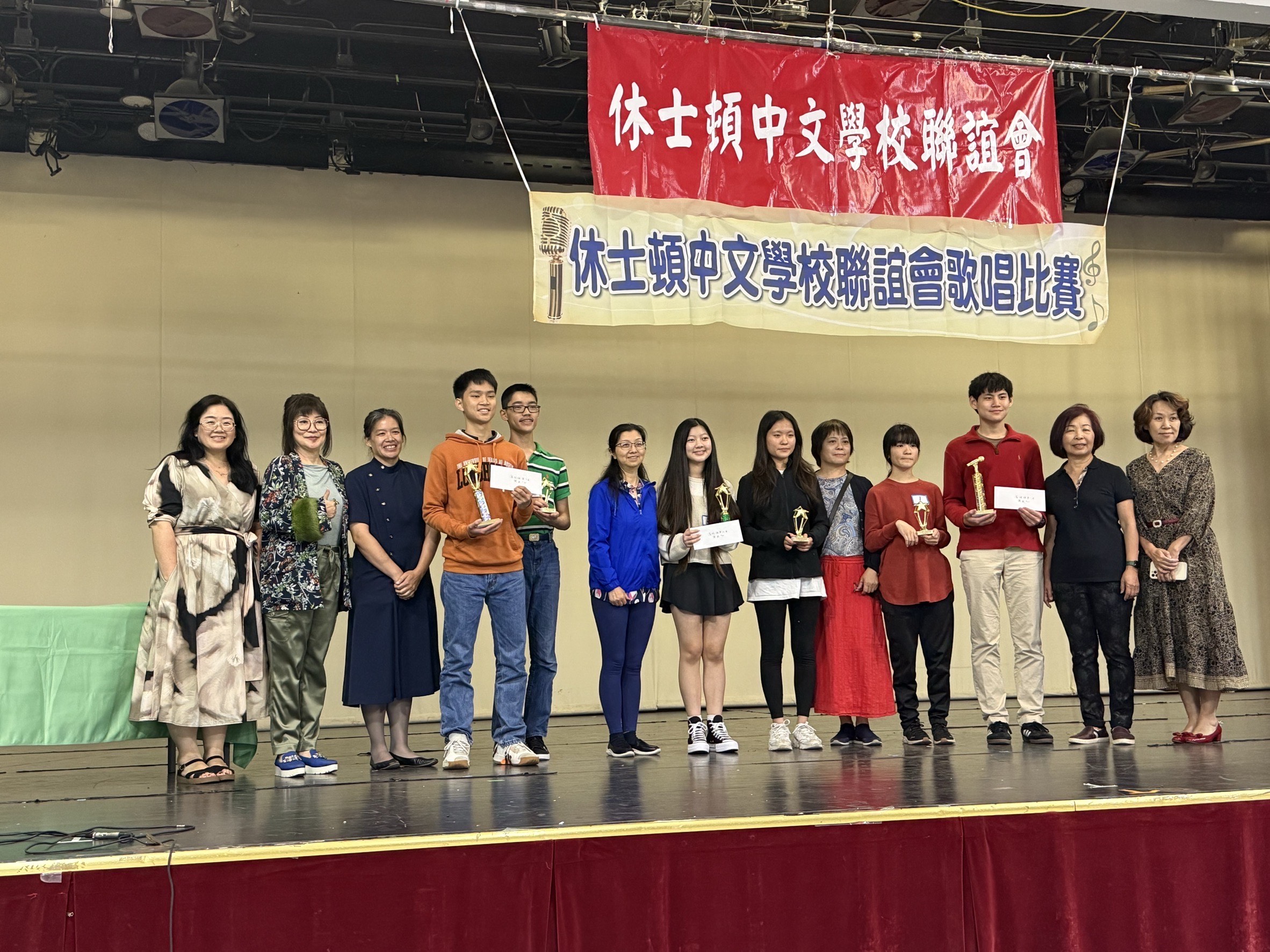 歌唱比賽優勝者合影