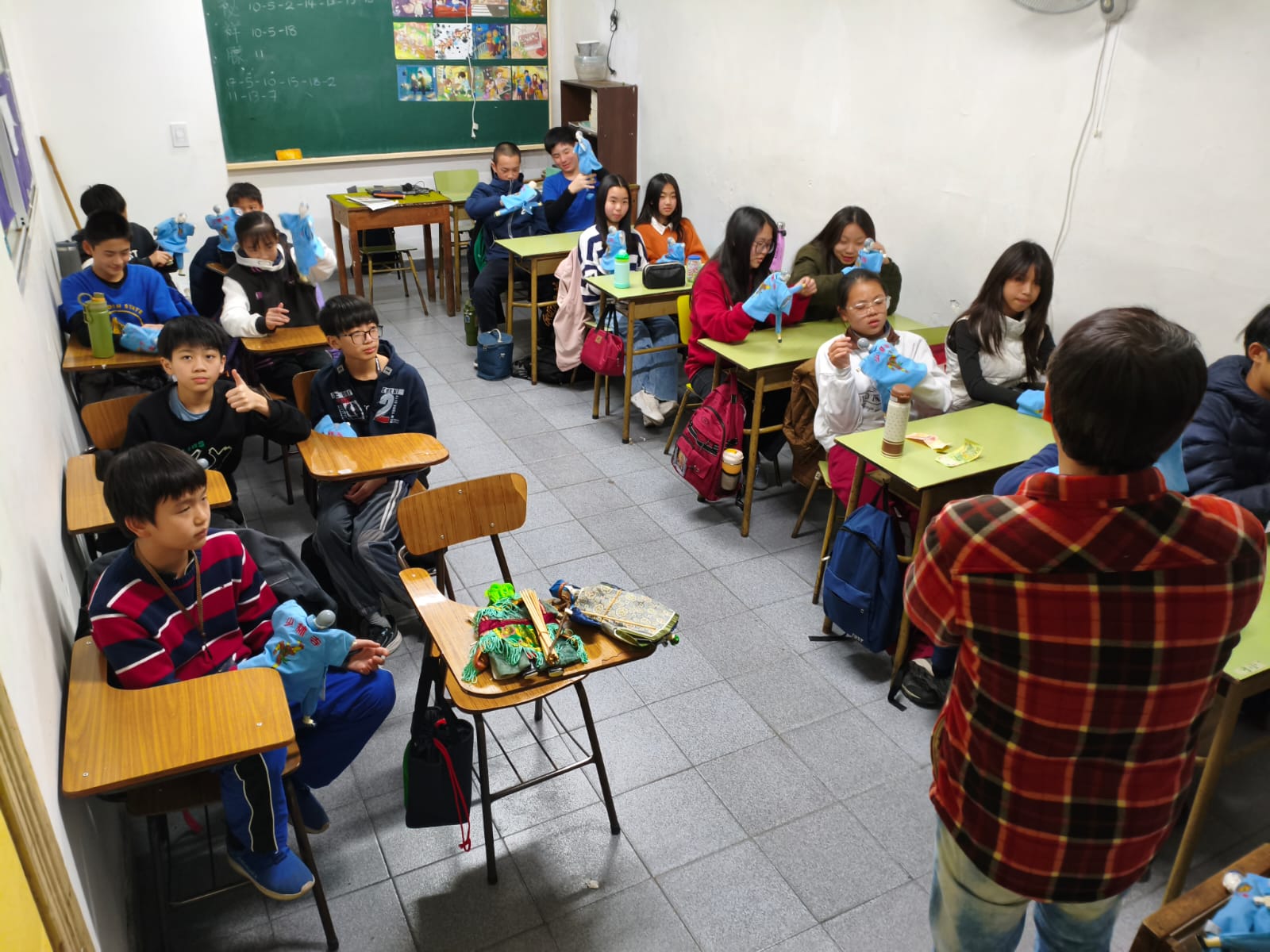 同學們認真學習