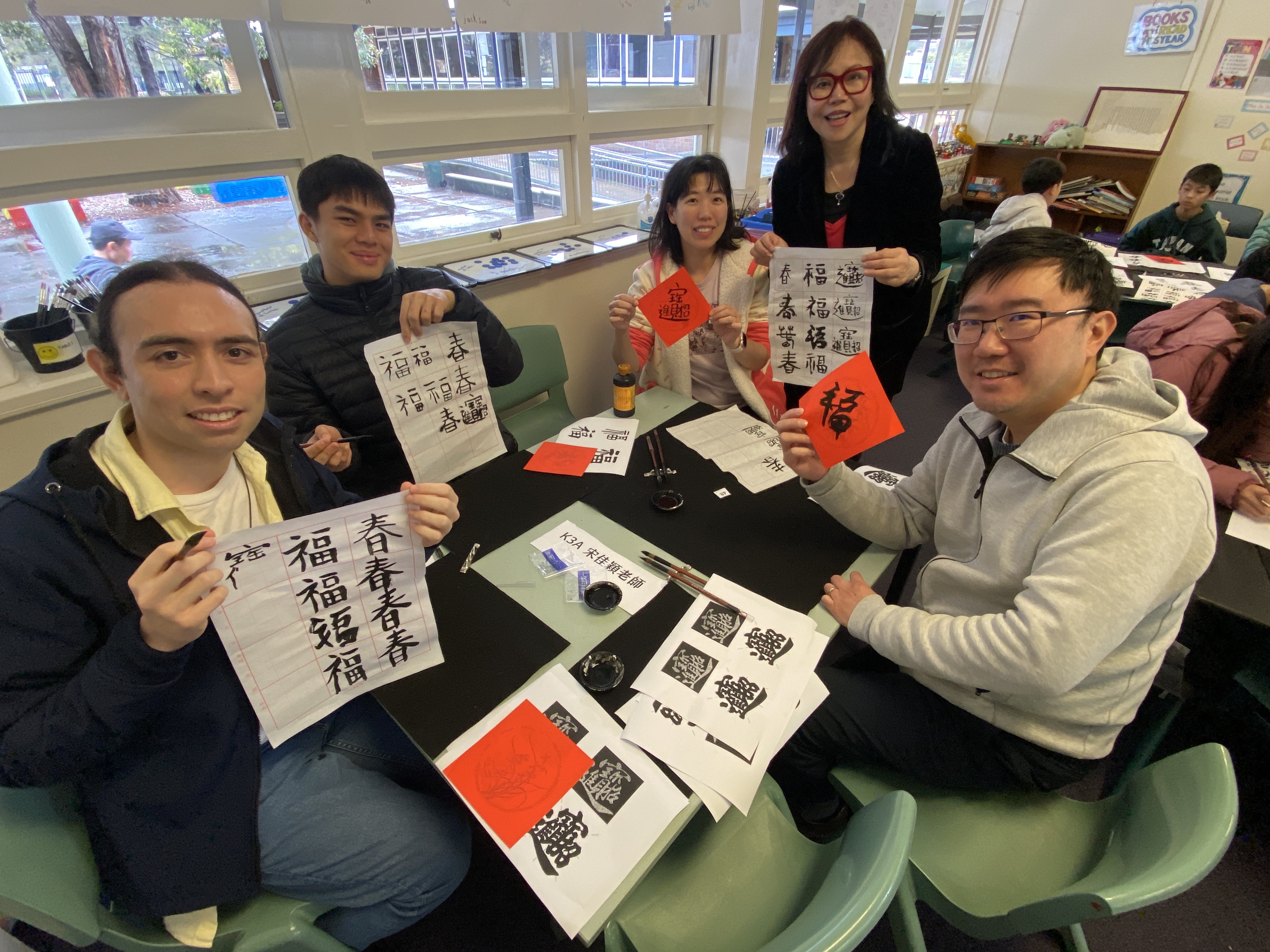 成人班同學對於寫毛筆字都覺得很新奇及有趣