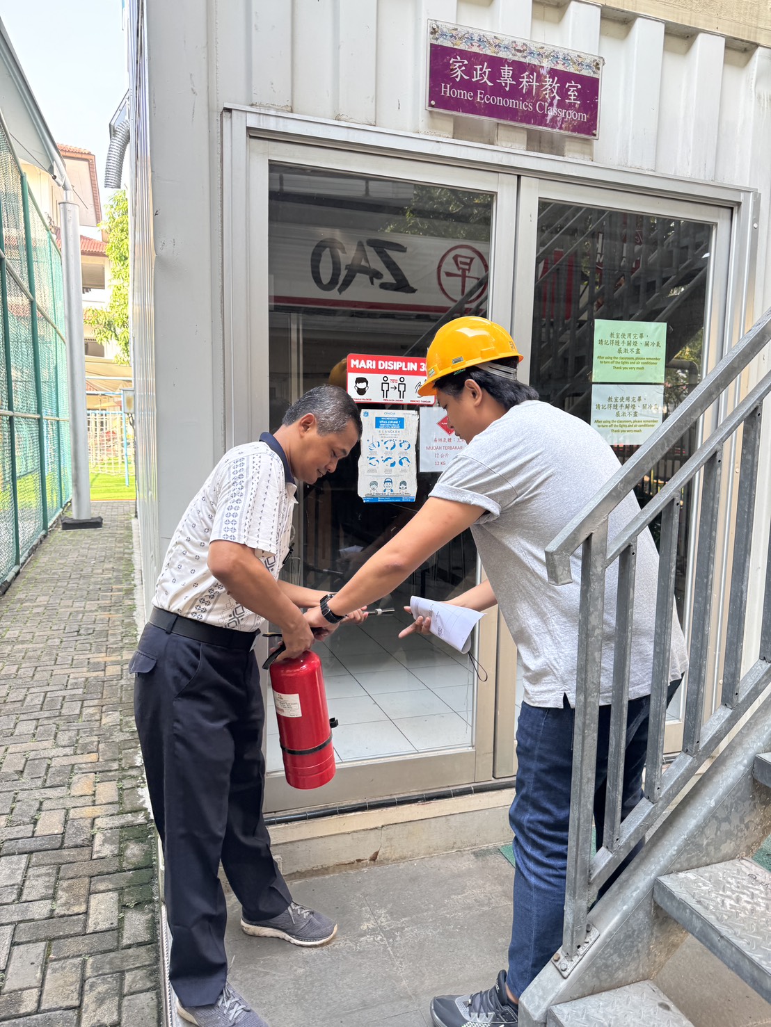 校護進行緊急外傷處理