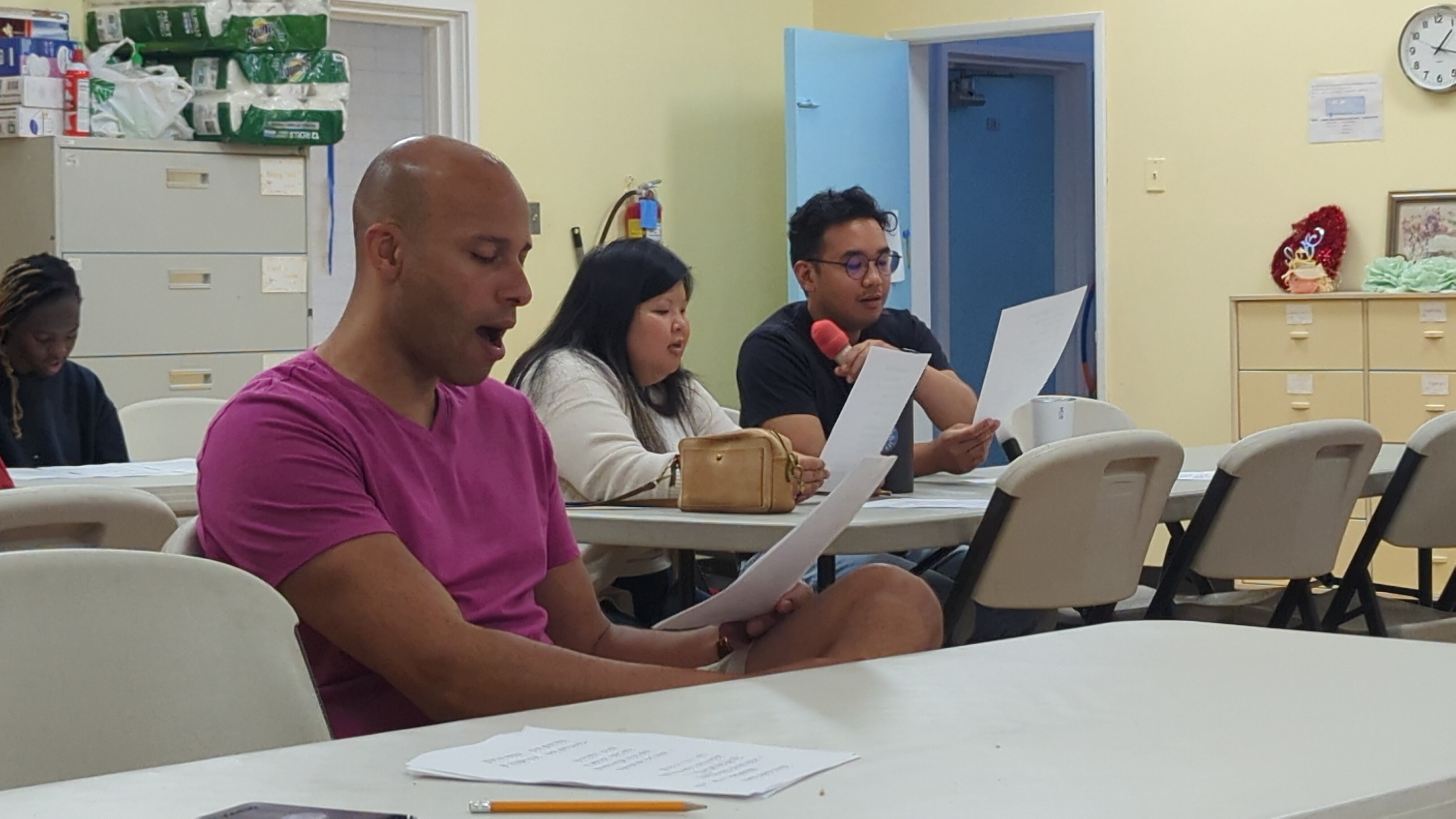                                   愛飛揚中文教唱課程：學生認真練習，歌聲深情飛揚。