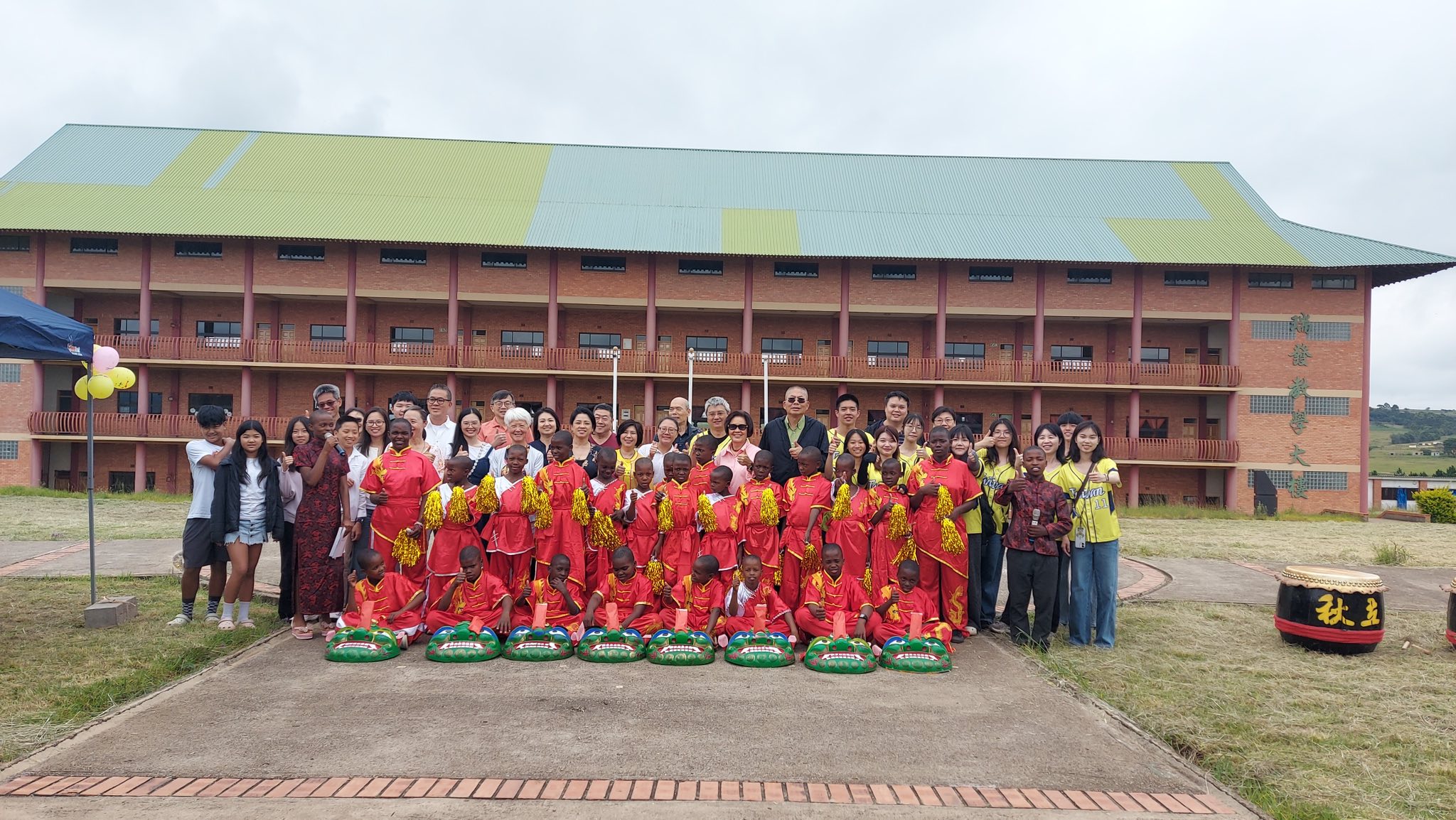 與會貴賓與開幕舞獅合影