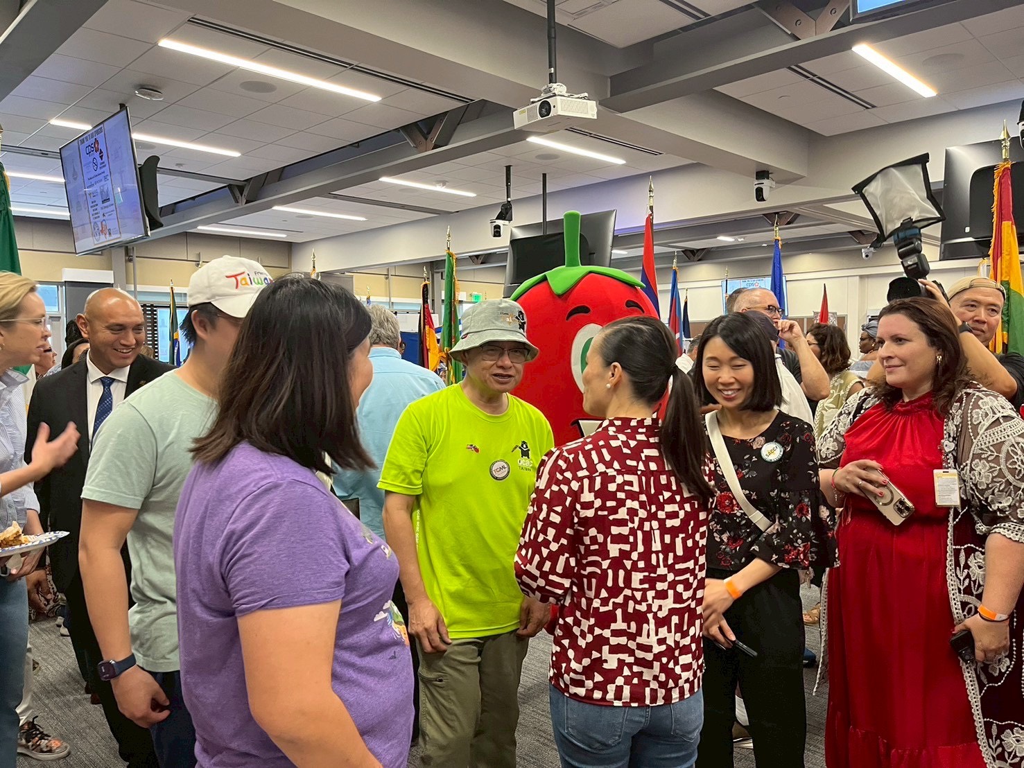 市長和市府團隊親臨攤位並與中文學校團隊親切互動-1