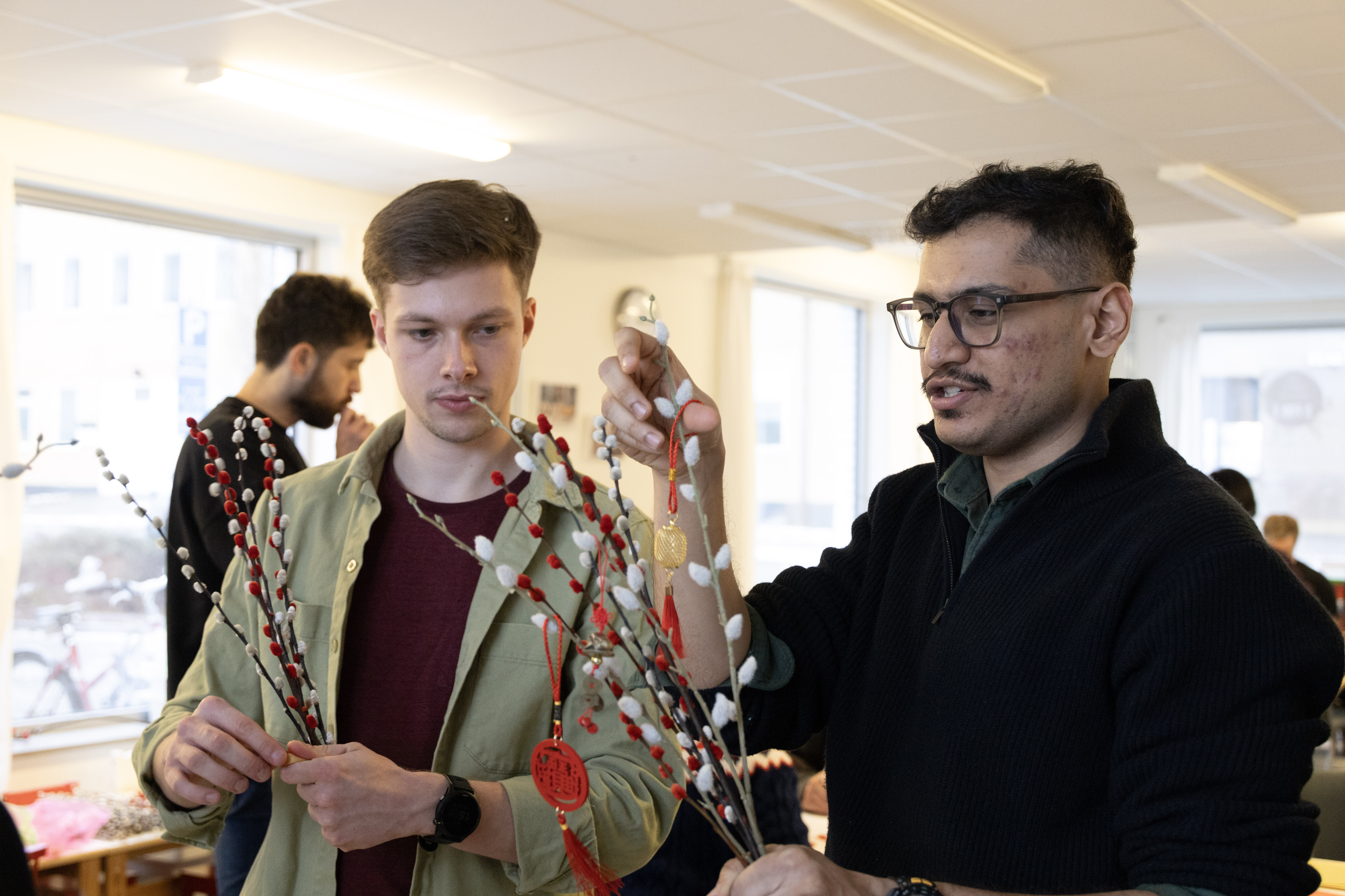 參加者裝飾自己的銀柳