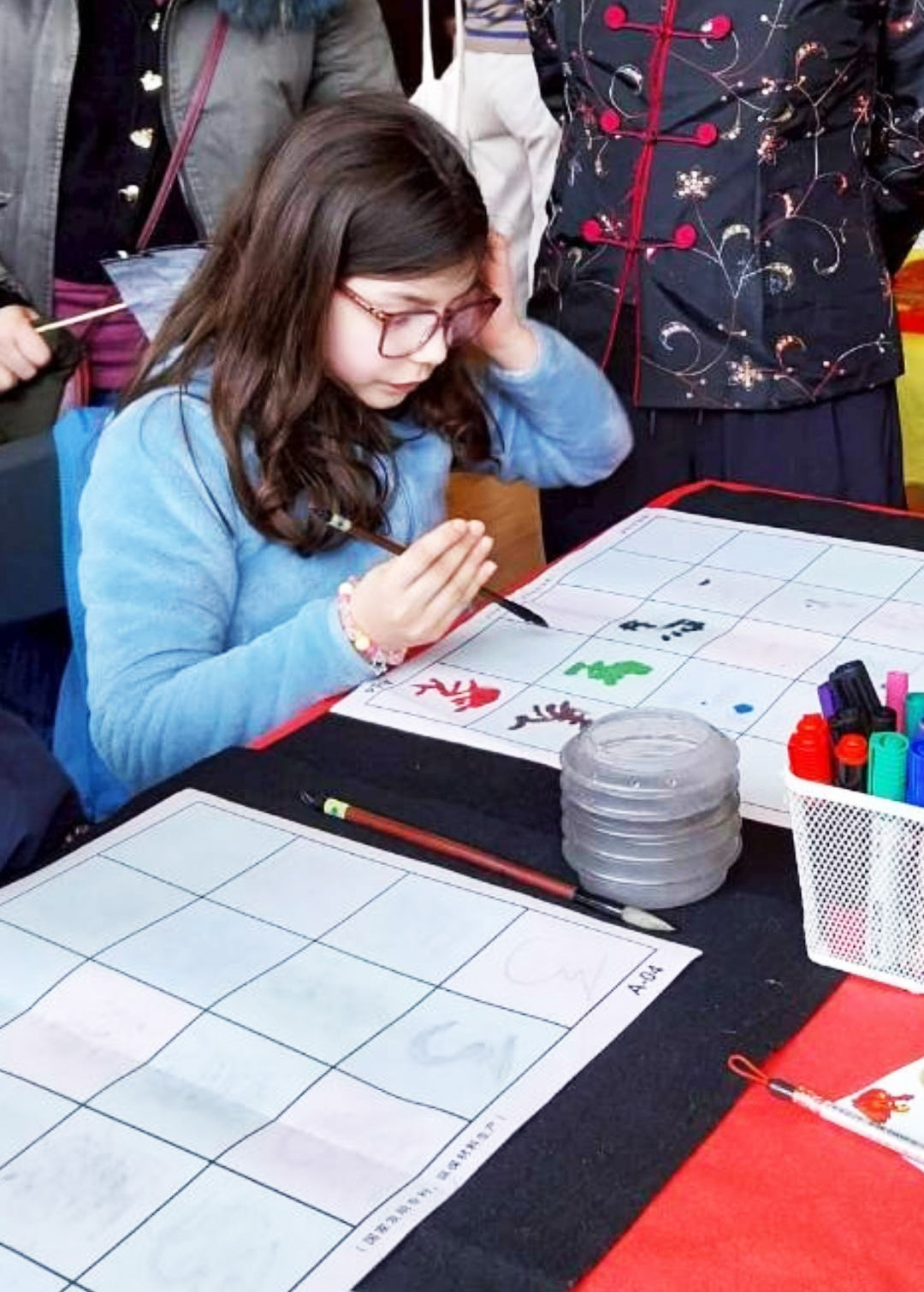 學生動手寫「馬」字，在練習中體驗書法樂趣