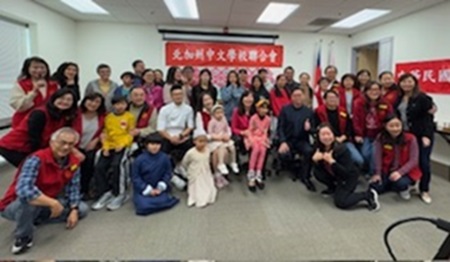 頒獎現場家長與參賽小朋友及聯合會工作同仁合影