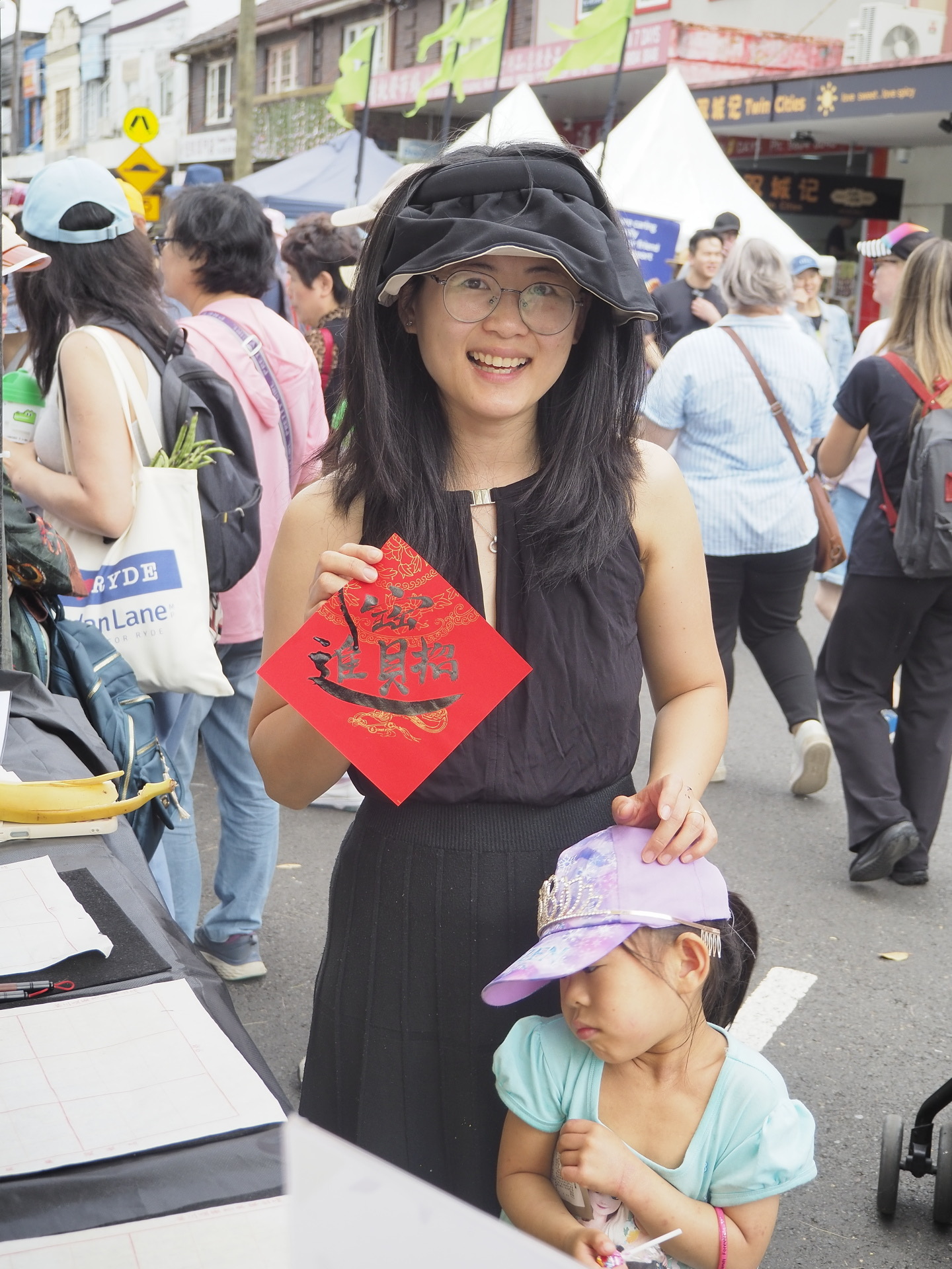 澳洲許多當地的臺僑也很開心的在展攤上揮毫，一解思鄉之愁。