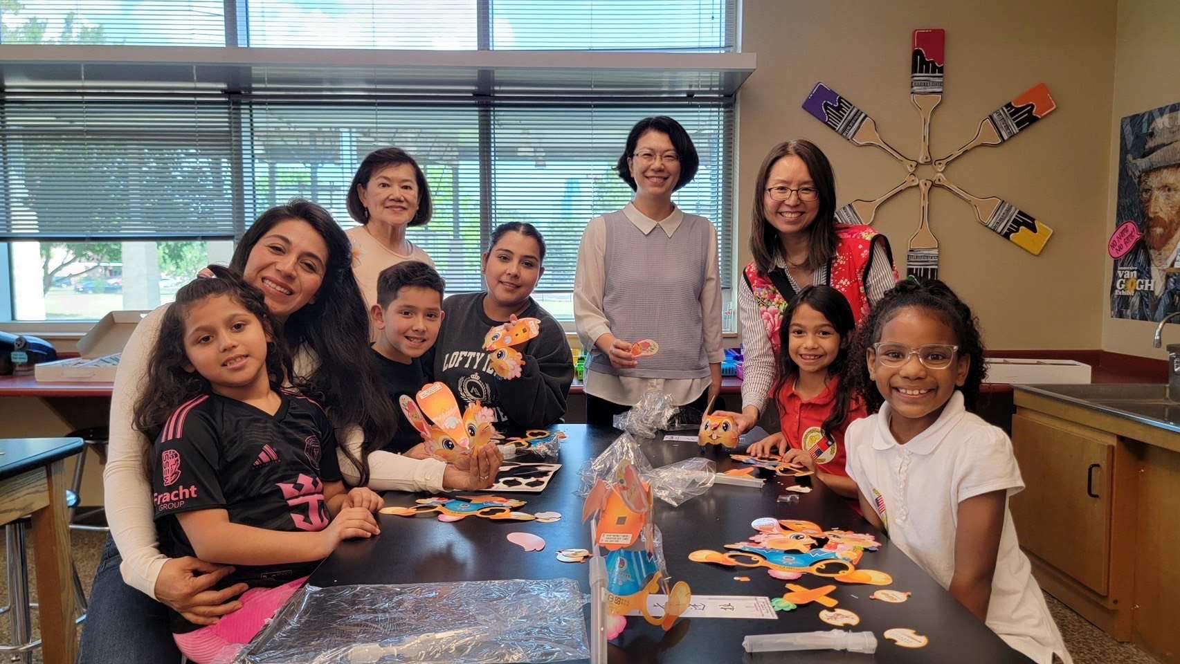 文化攤位介紹教學摺紙、製作燈籠、書法