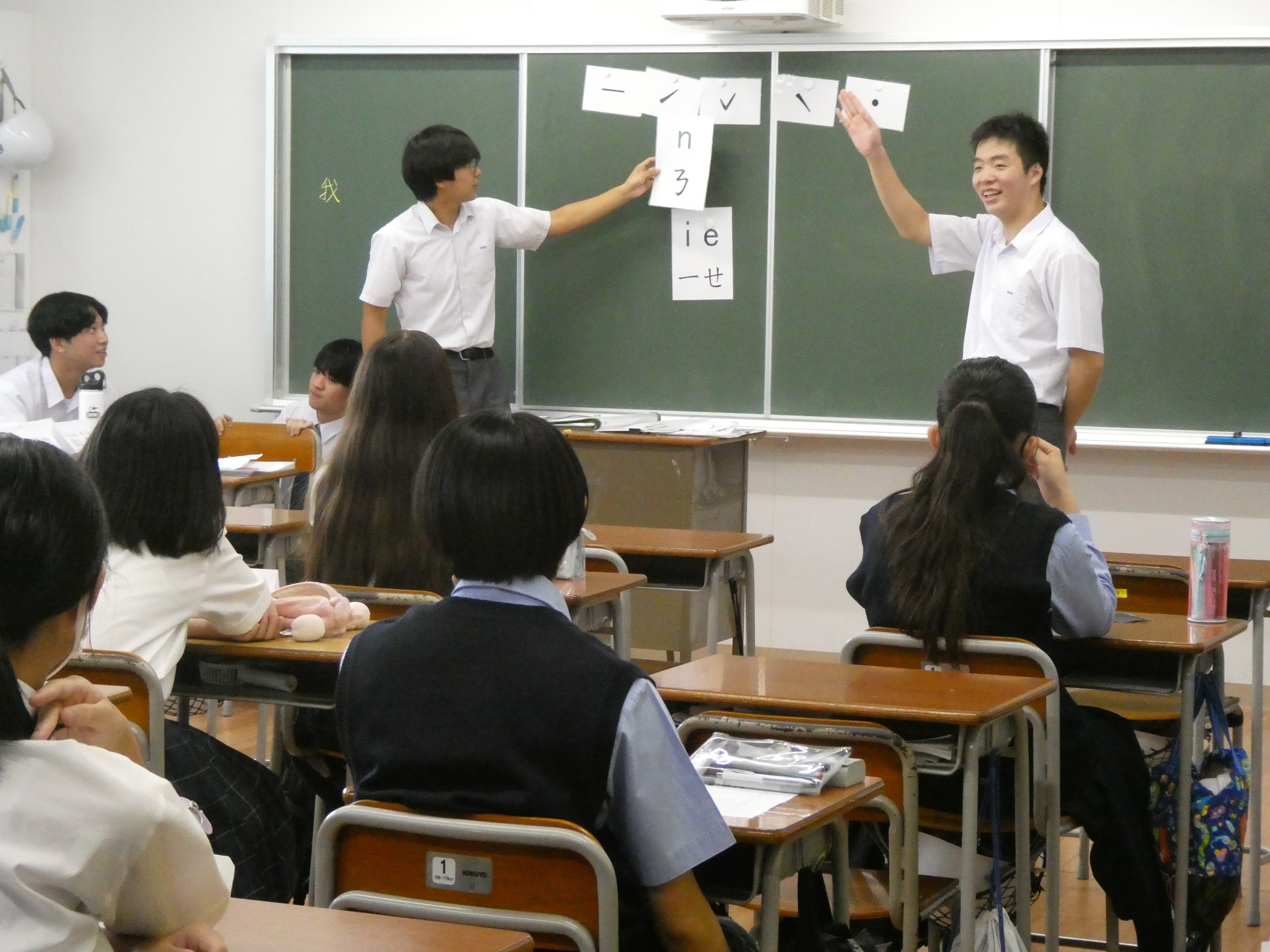 在校生擔任活動的小老師，協助同年齡的外校生學習。