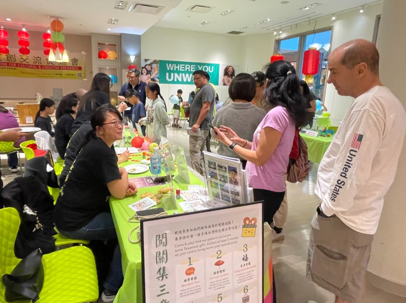 義工細心協助參與活動的民眾