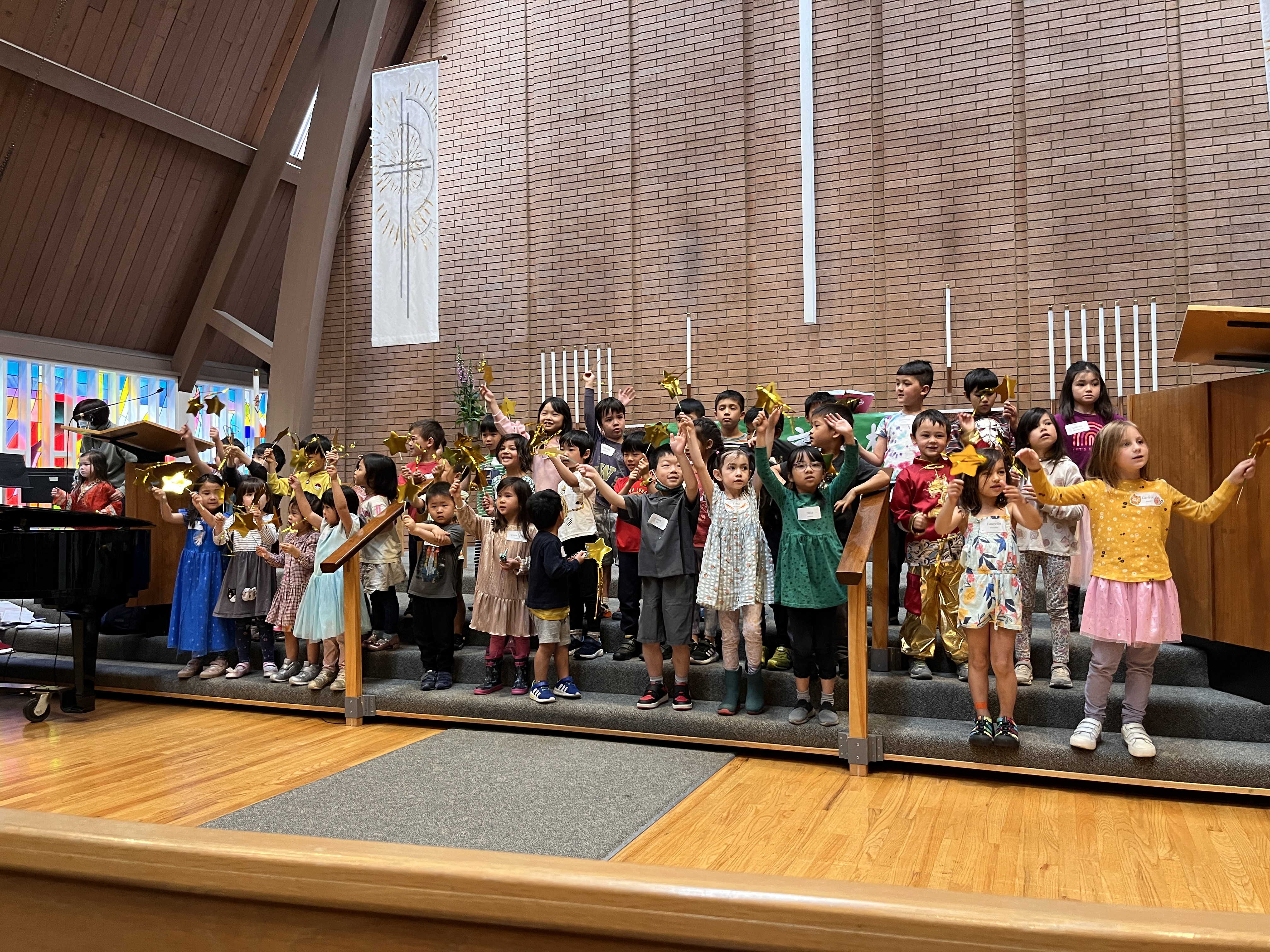 小星星們賣力表演，展現天真童趣