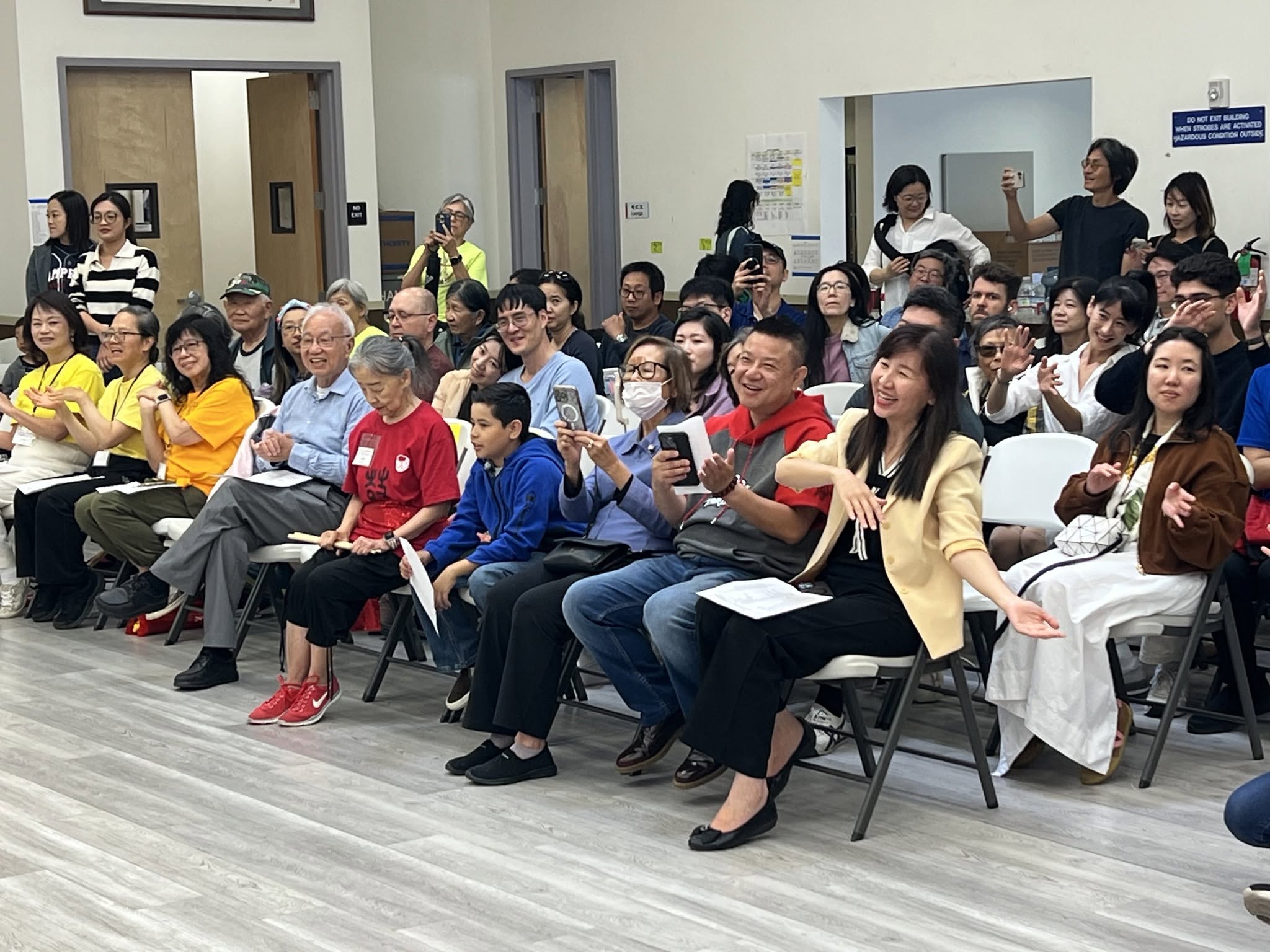 來賓和家長們 融入孩子們的表演