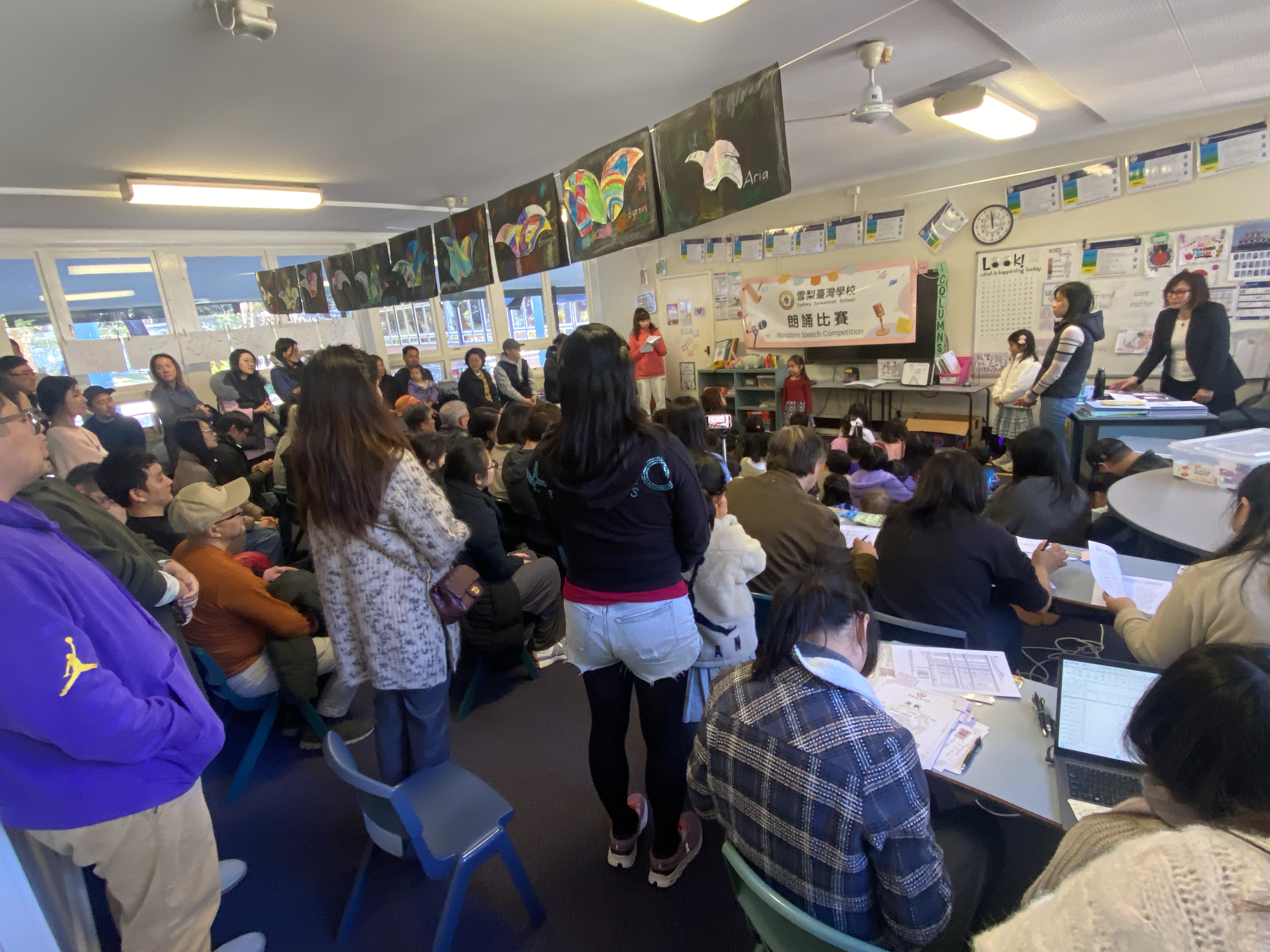 家長們看見朗誦比賽的意義與價值，除了積極鼓勵孩子踴躍參與活動外, 本身也出現在現場給小朋友加油打氣。