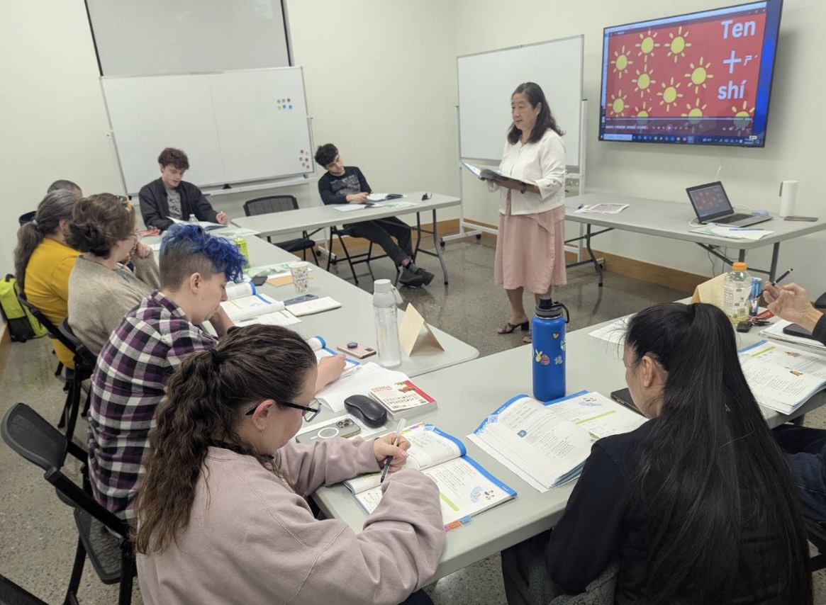 初階二學生認真上課