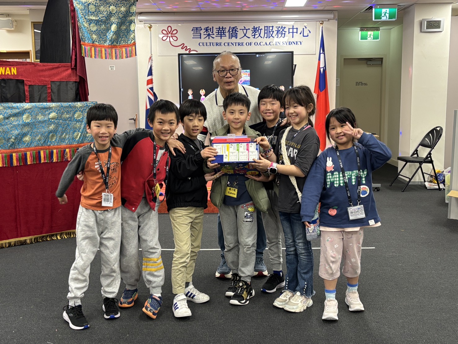 簡明輝校長與營隊最佳團隊合影