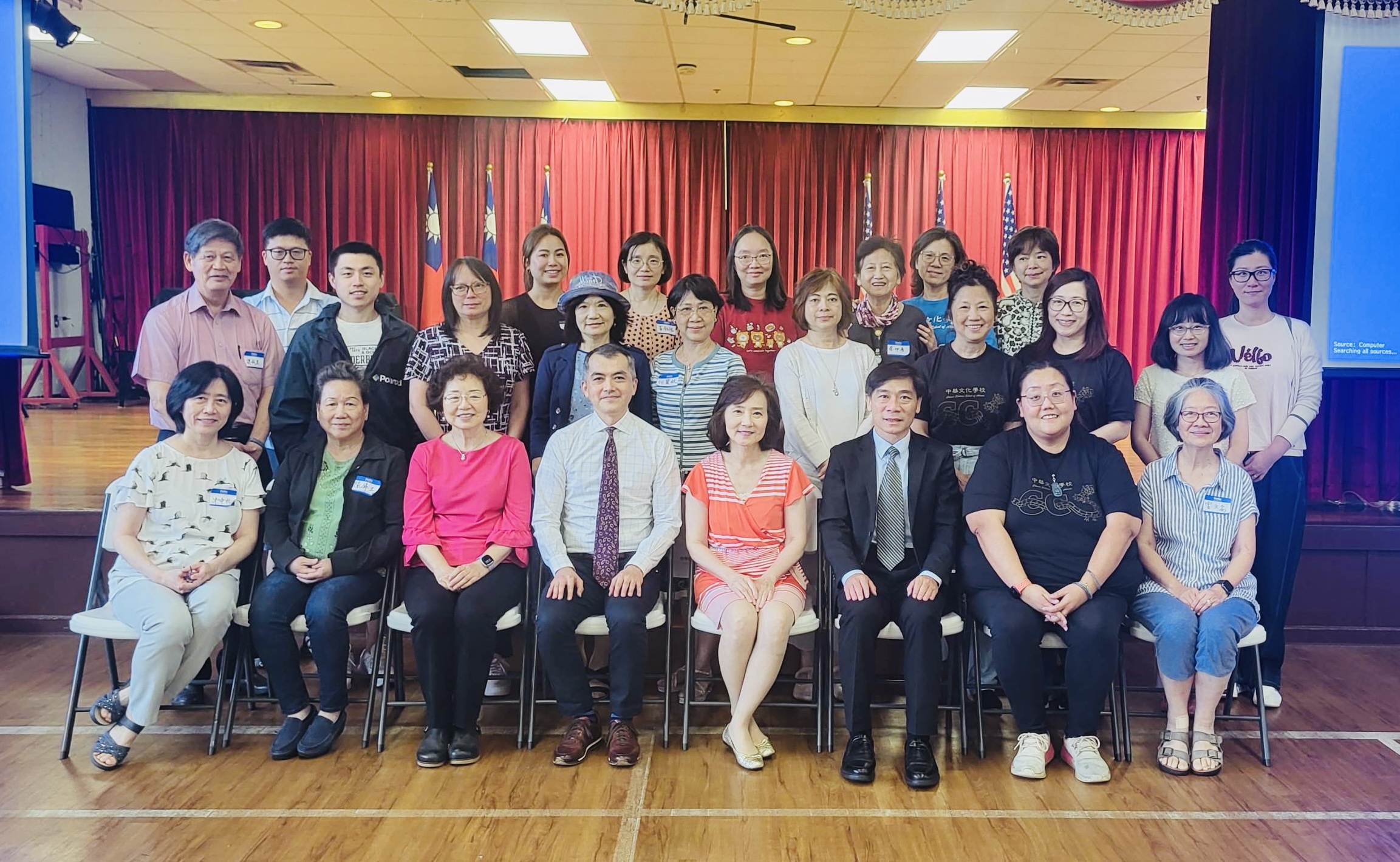 廖灝翔博士(第一排左4)、范琪君會長(第一排右4)、僑教中心歐宏偉主任(第一排右3)和全體參訓教師合影