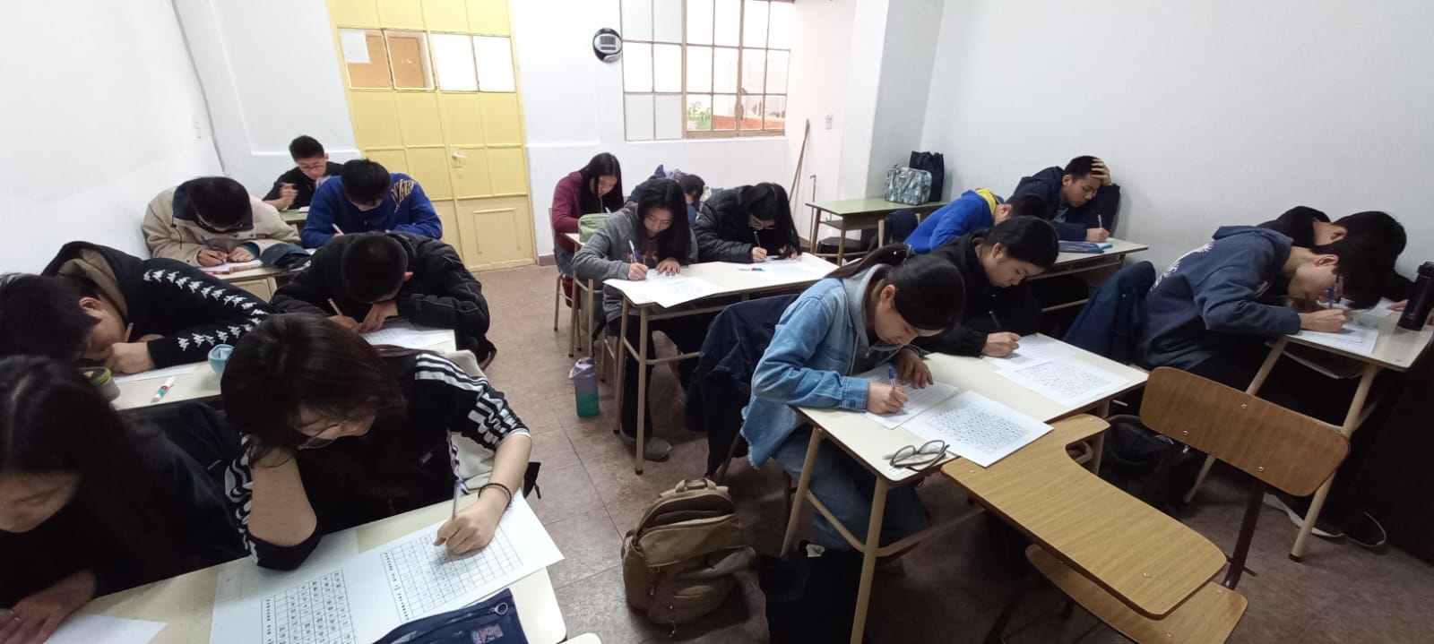 學生們專心書寫2