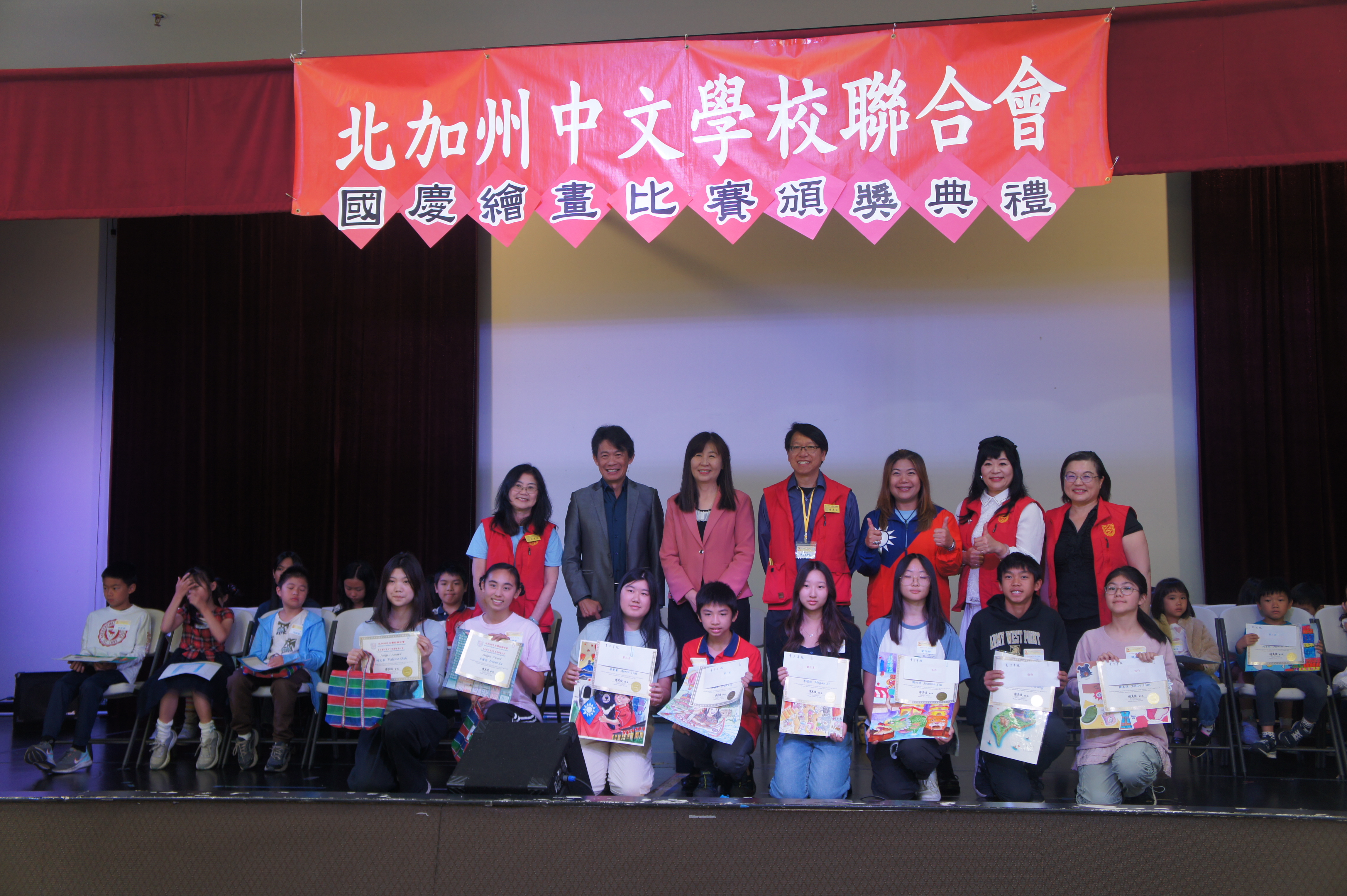 2025-10-19【美麗的寶島 國慶繪畫比賽】  傅其俊會長肯定參加繪畫比賽學生們的用心