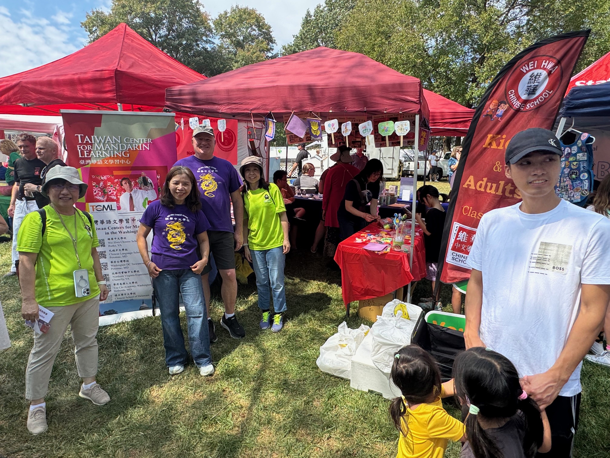 攤位工作人員合影留念，大家攜手合作，從佈置到互動活動，全力以赴推廣維華的語言與文化教育使命。