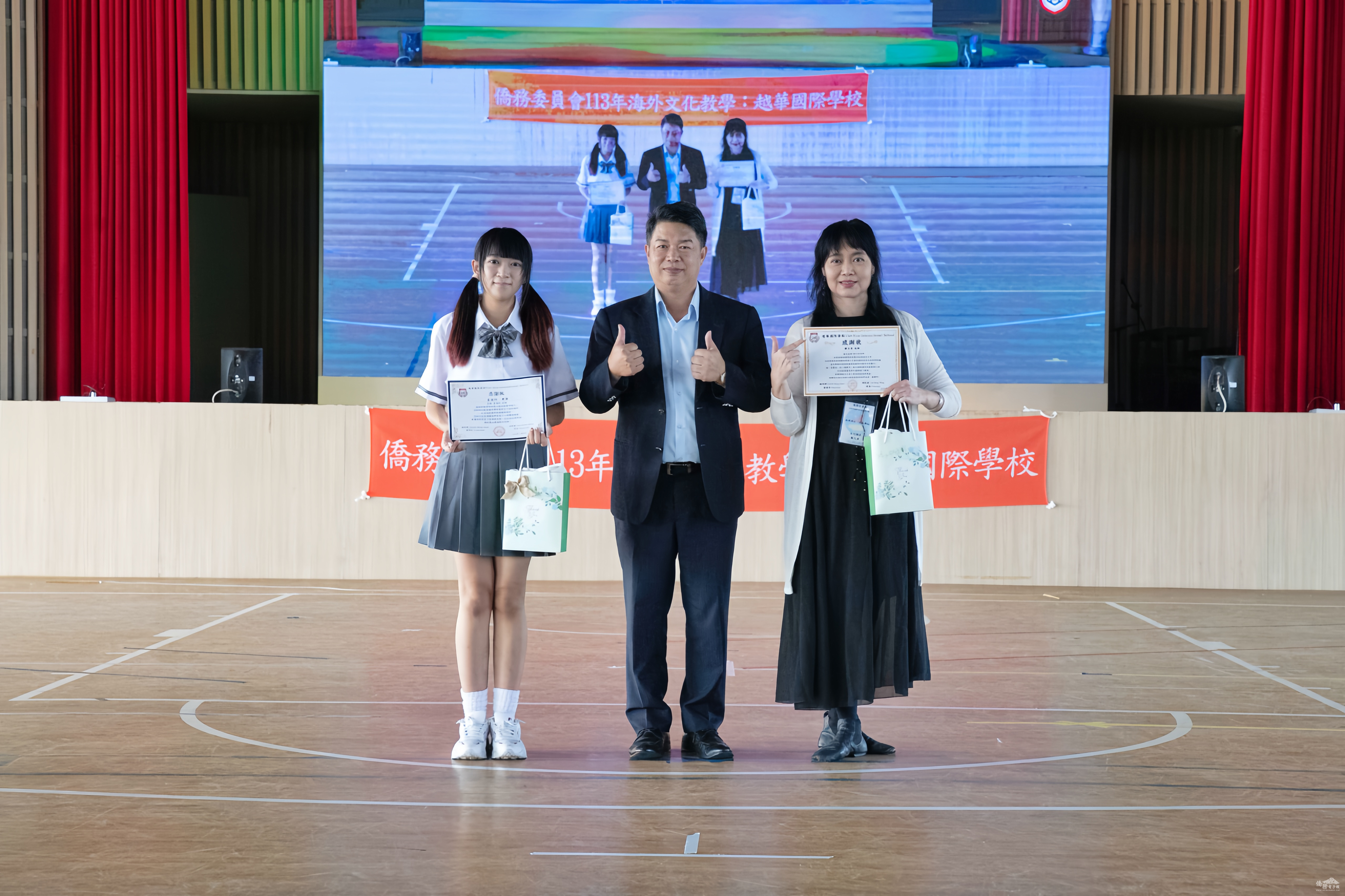 韓國耀代表僑委會向兩位教師頒發感謝狀，肯定她們的努力和付出