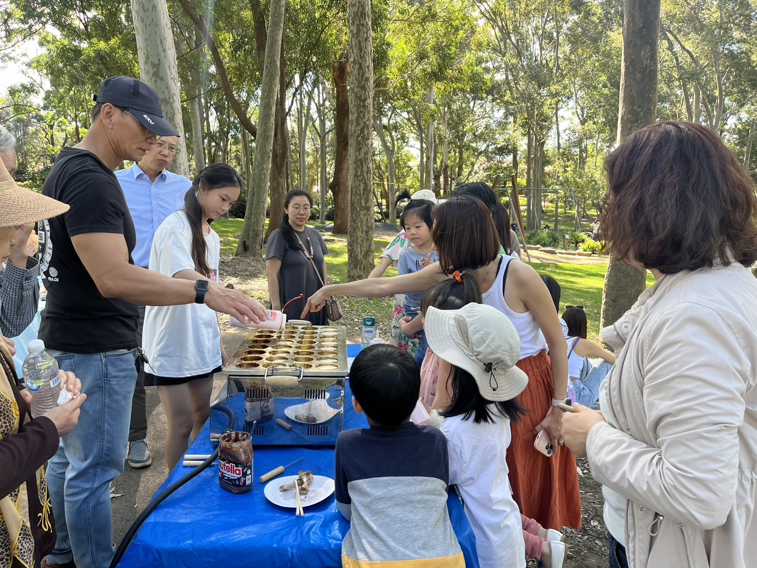 校長簡明輝和學生與家長一起製作紅豆餅