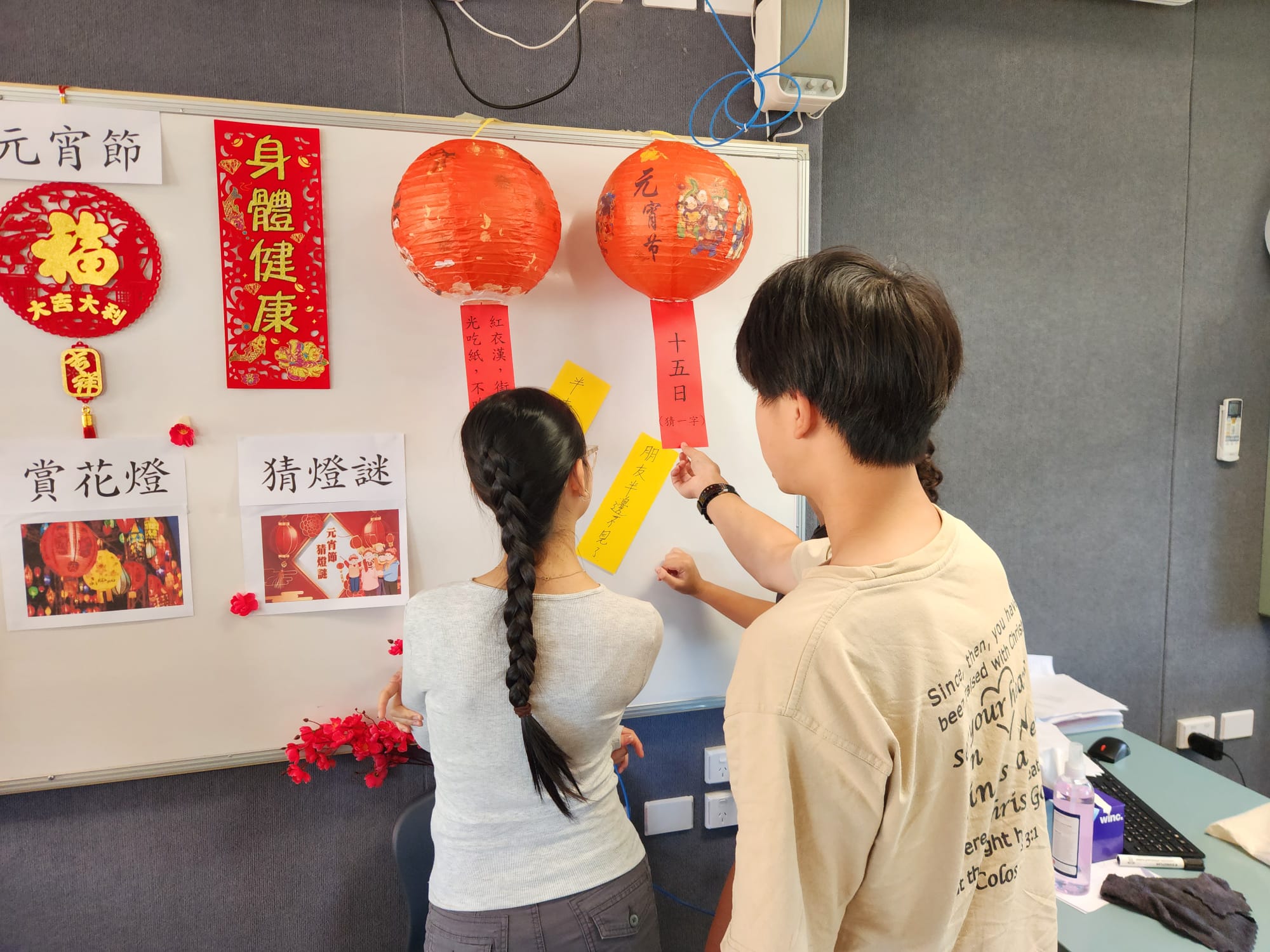 高年級學生多麼專心去研究燈謎