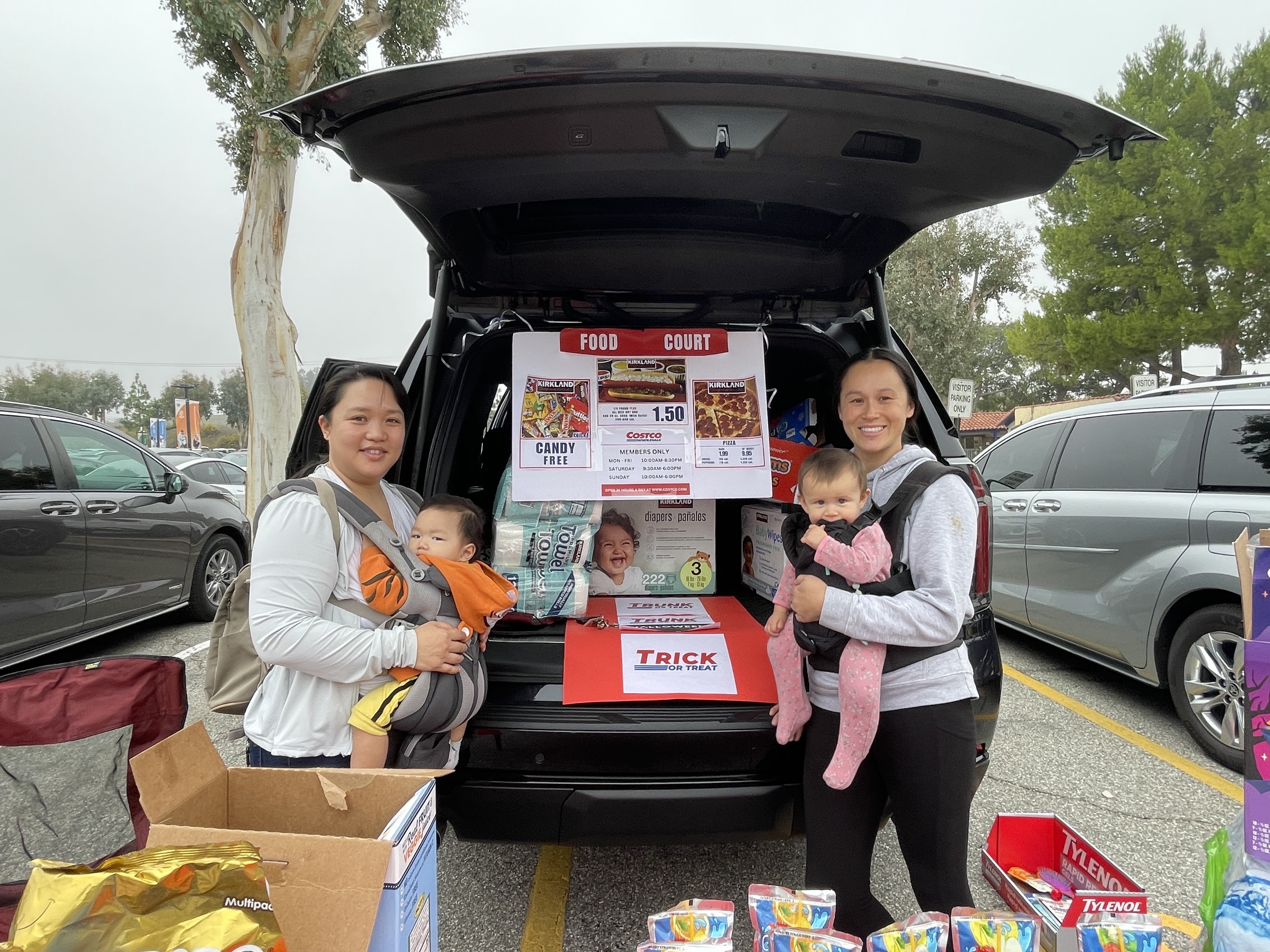 將回收紙板，裝扮車廂成行動好市多 