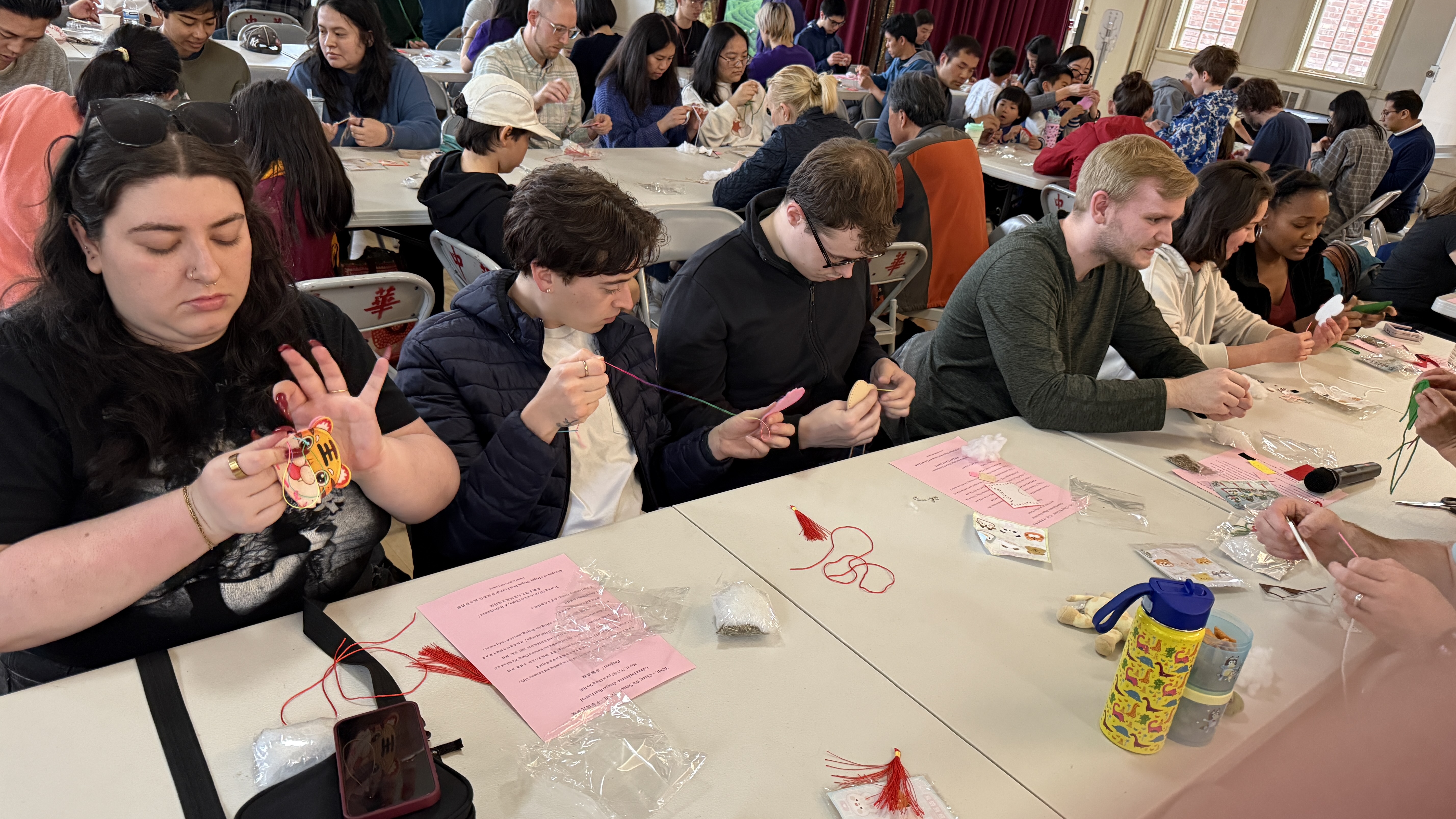 來賓親手製作端午節的象徵性物品—香包