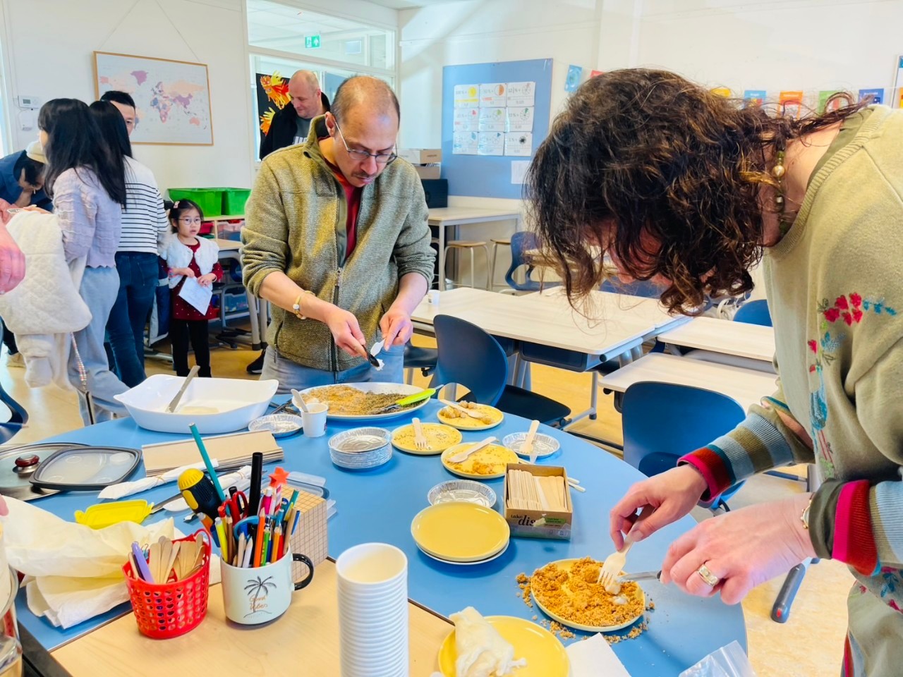 成人班學生幫忙做麻糬