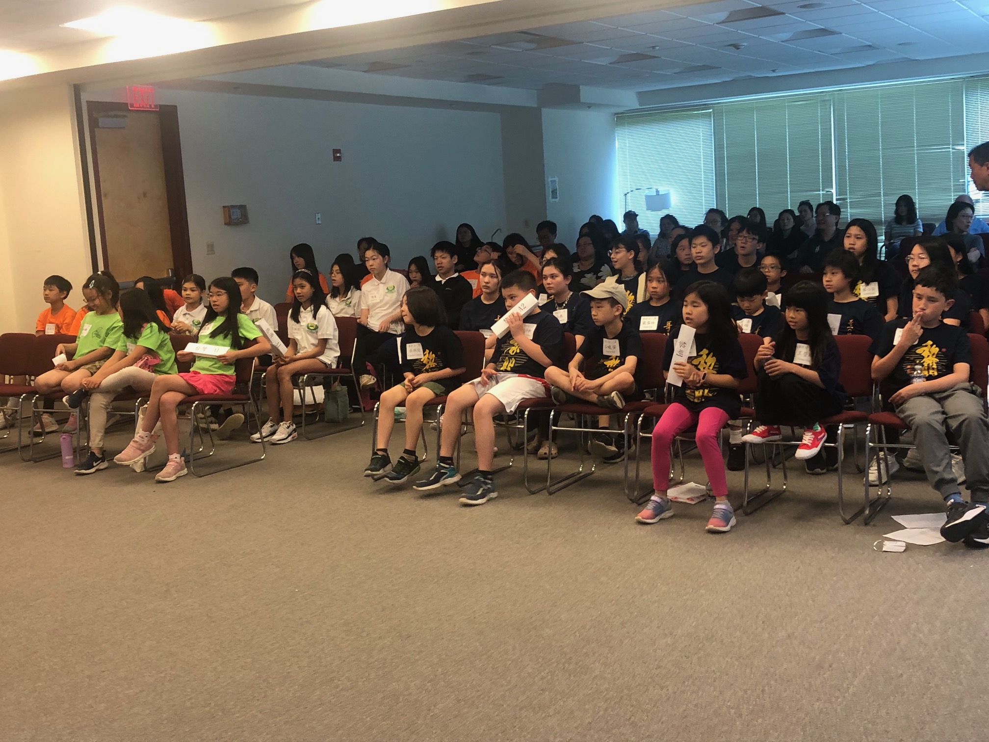 參賽同學家長專心觀賽