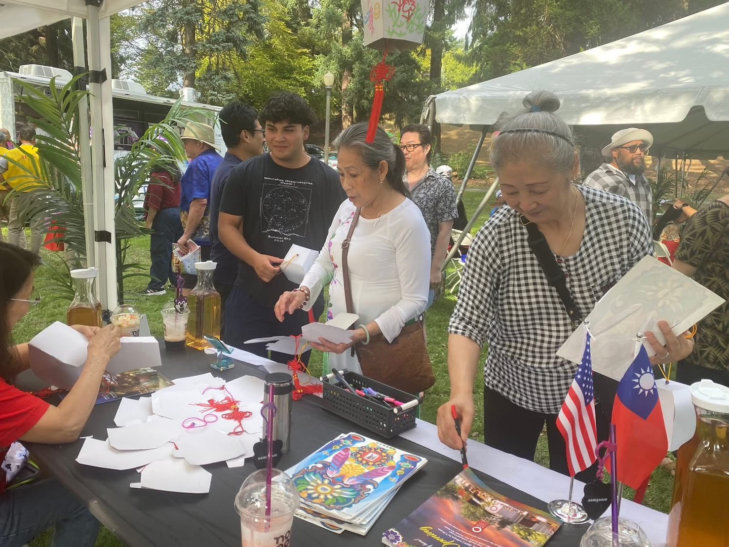 會眾在薪傳攤位做彩繪天燈