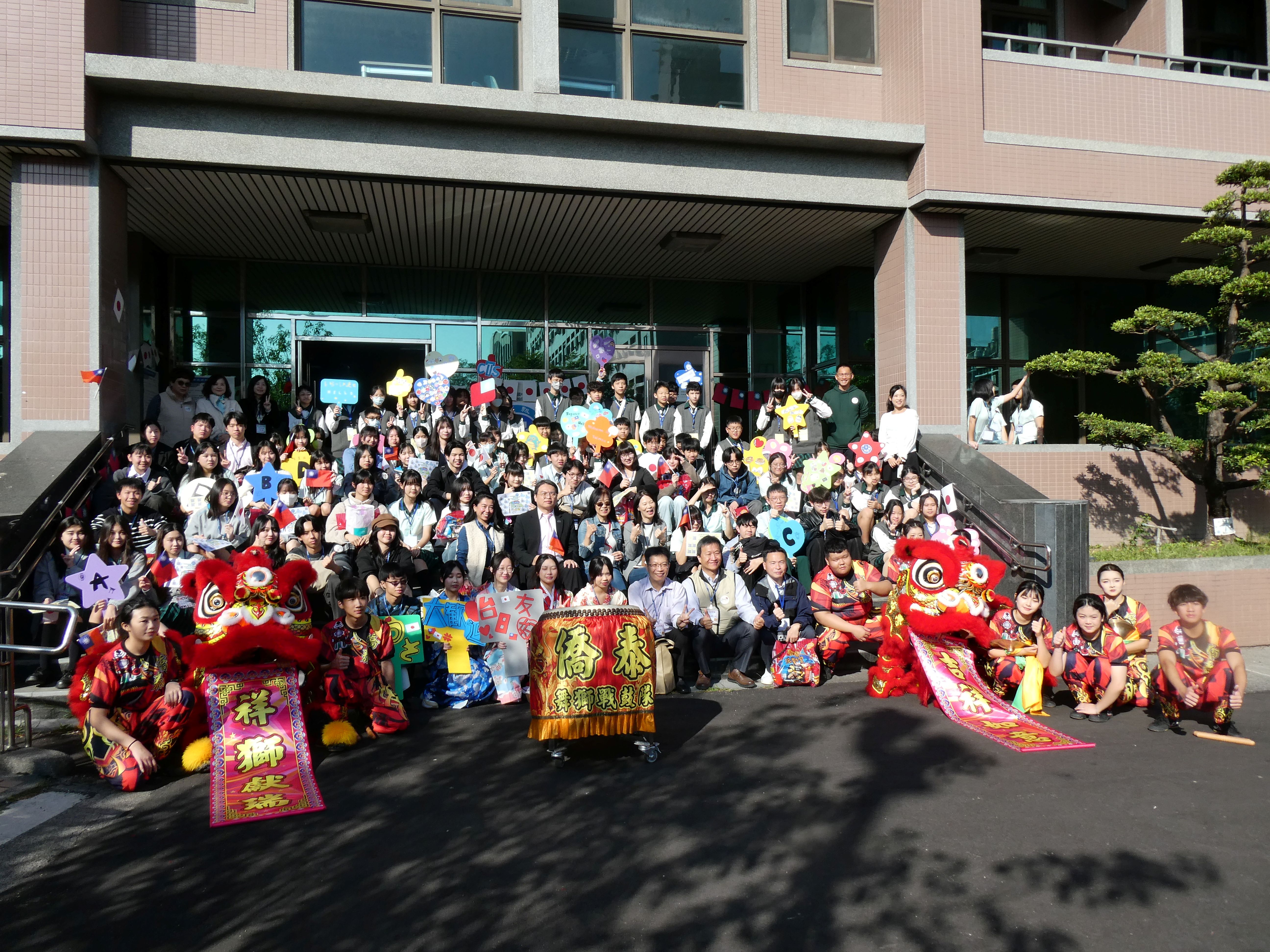 與僑泰高中師生合影