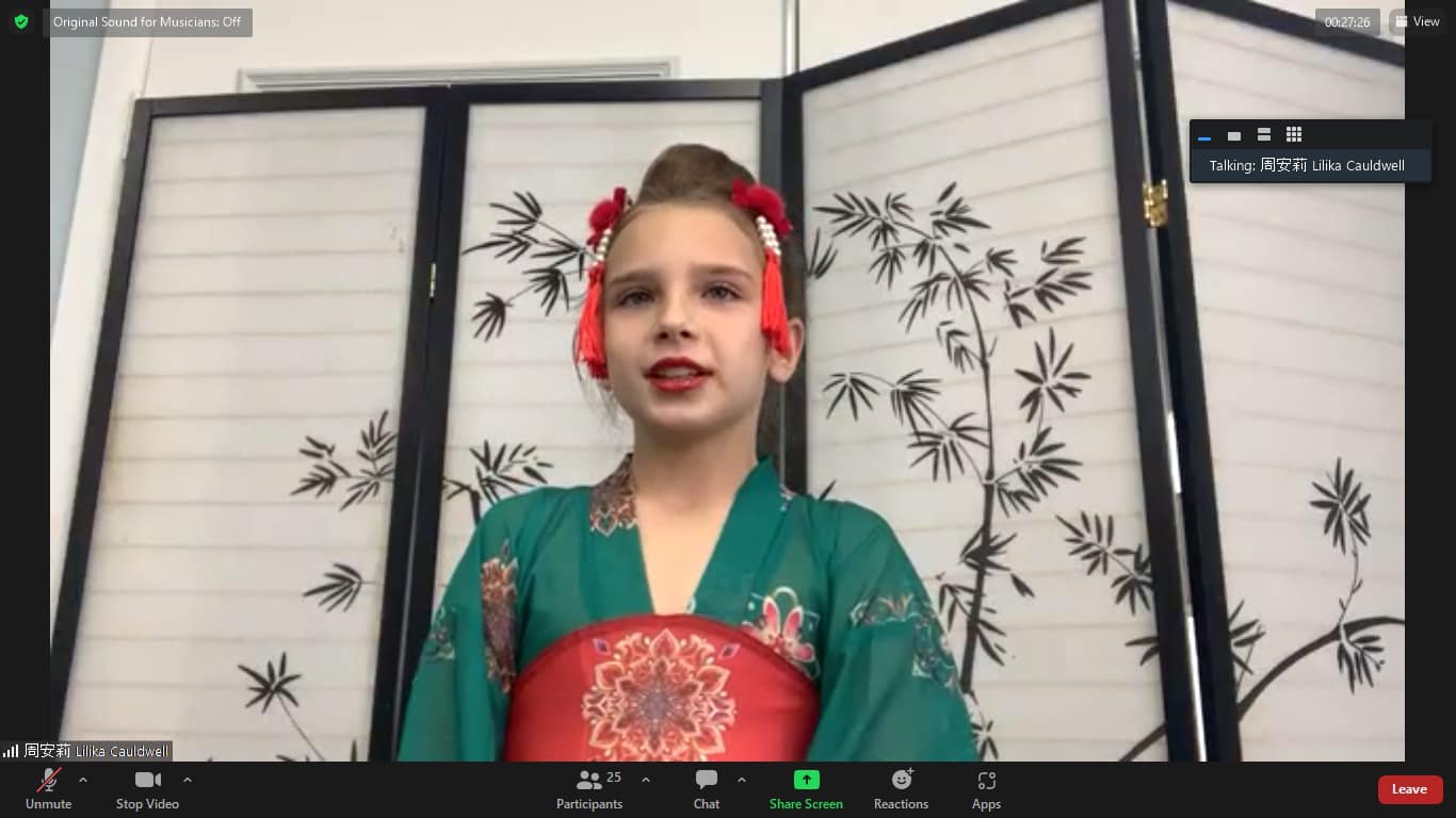 周安莉同學以用心的服裝穿著和配合詩意境的背景朗讀唐詩