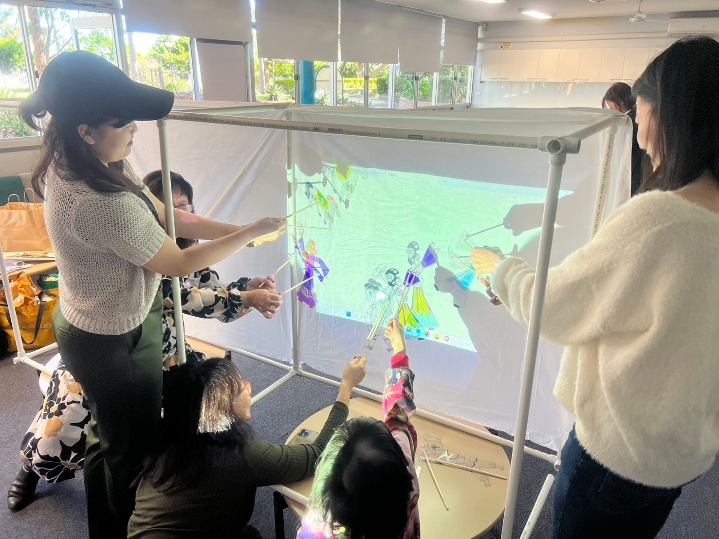 老師在後臺練習控制皮影的有趣畫面