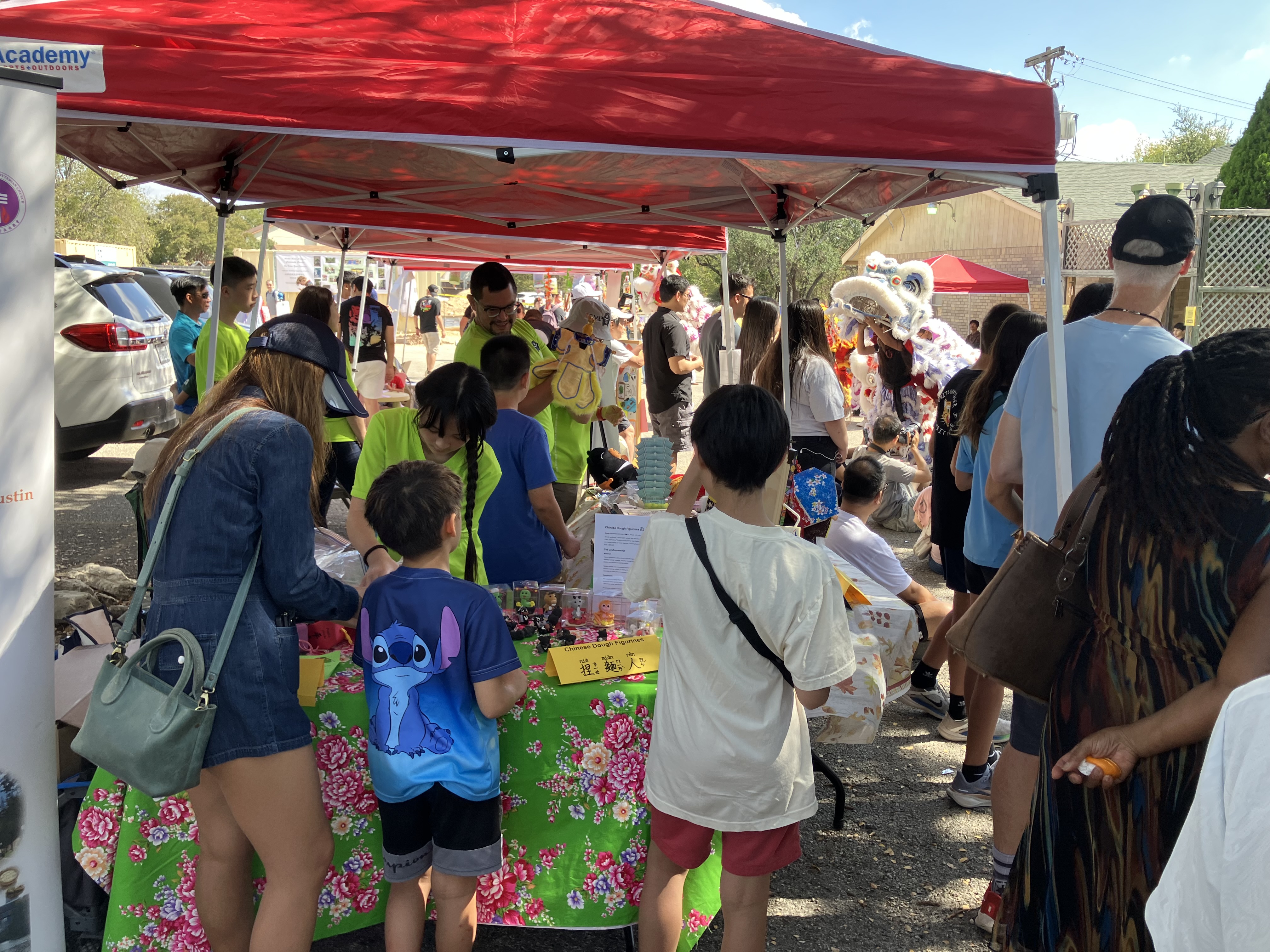 TCML-GMA臺灣文化攤位吸引多人駐足參觀