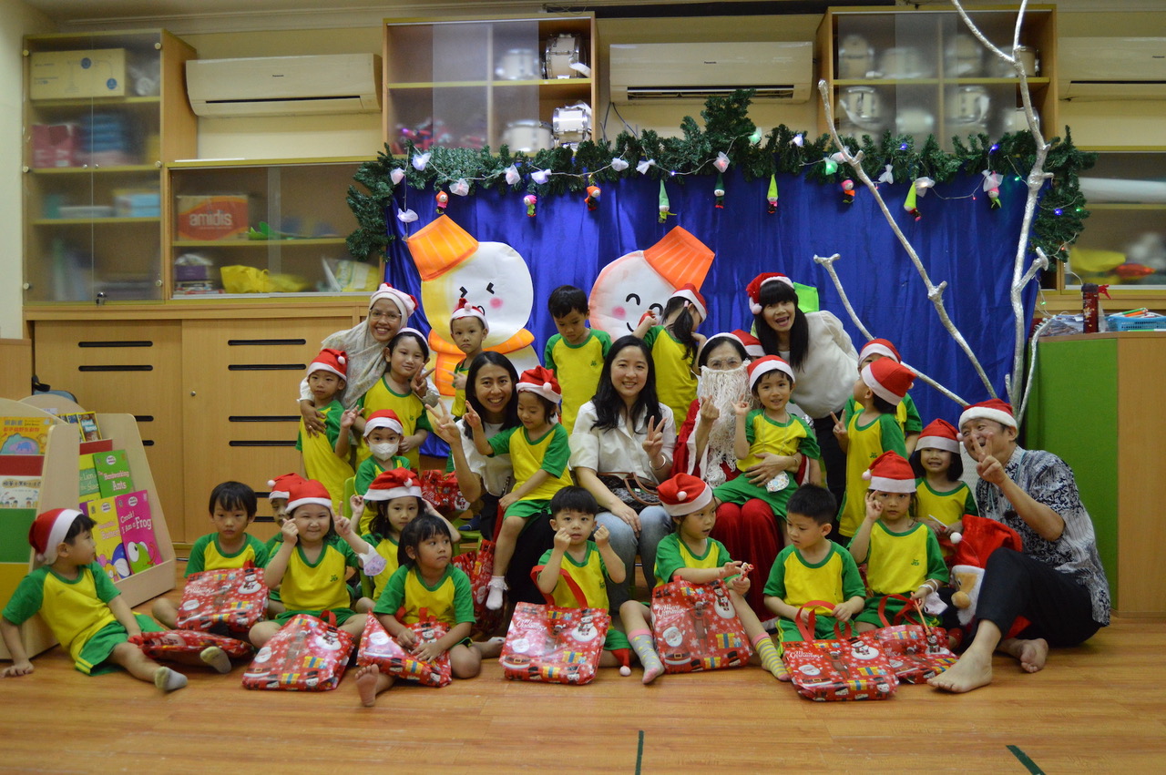 聖誕老婆婆進孔雀班來送禮唷！HoHoHo