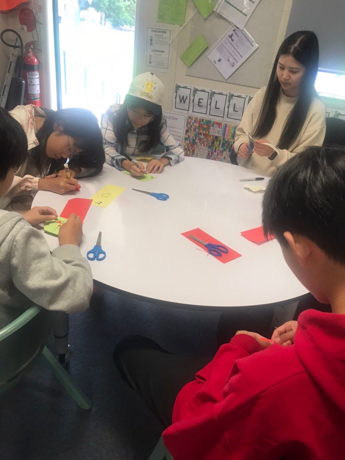 同學們動手製作摺紙南瓜小提包