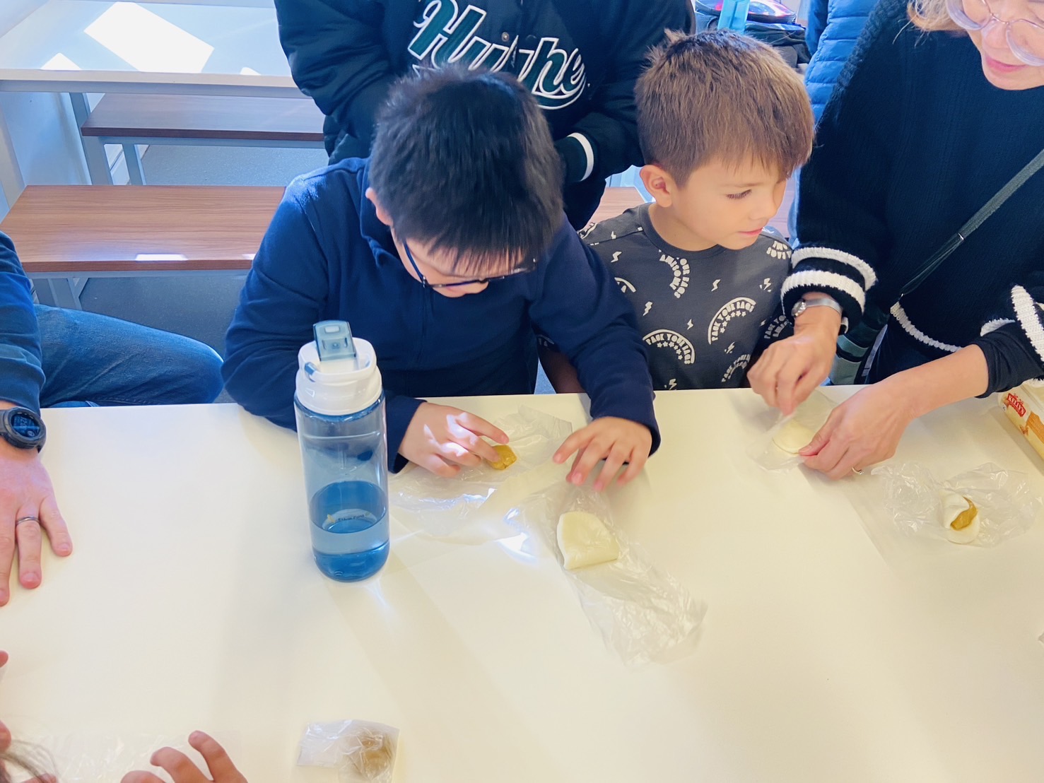 小學生聚精會神學習