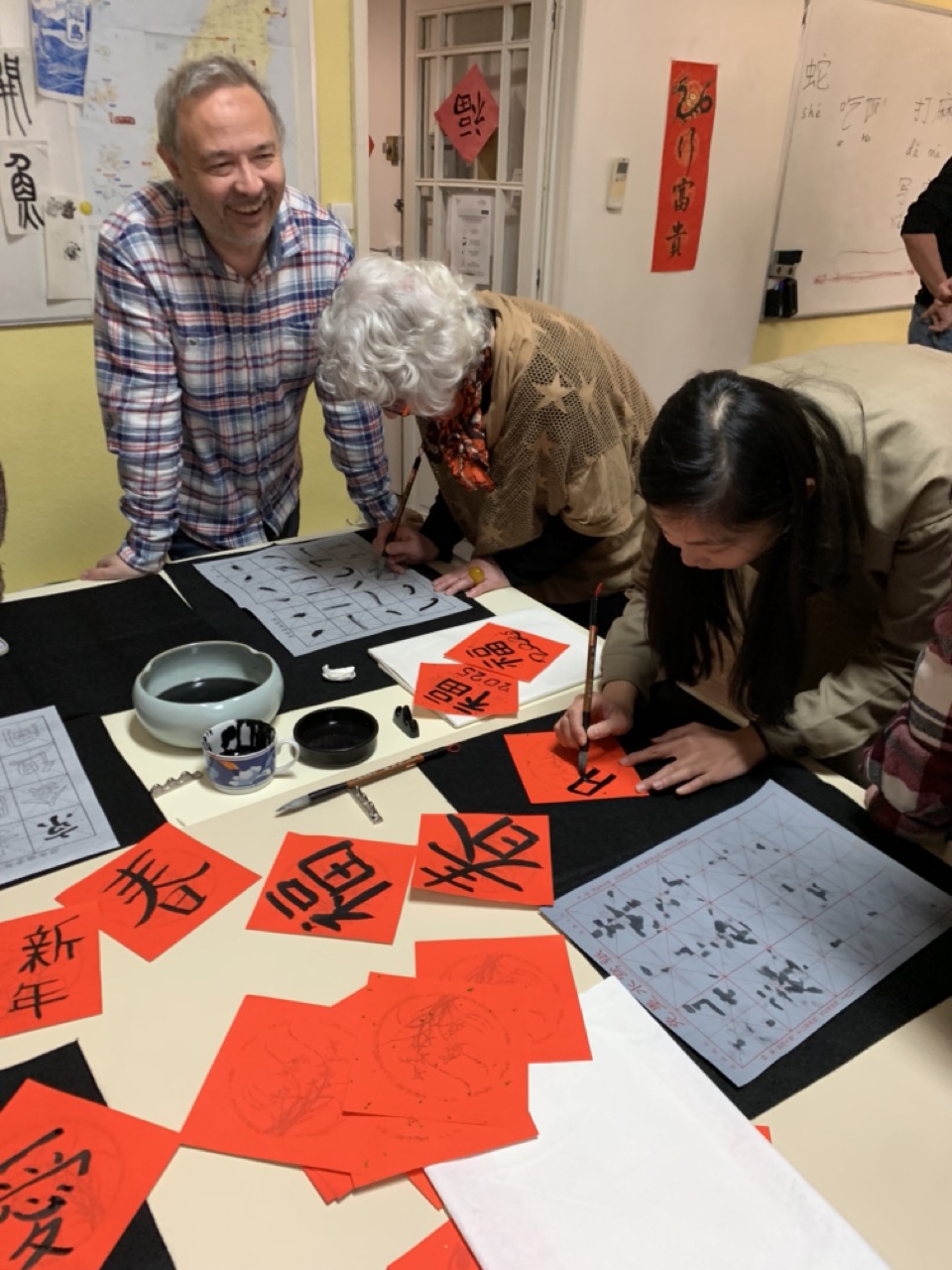 春聯撰寫。參加者每人各帶一張自寫春聯回家佈置，增添新年氣氛。