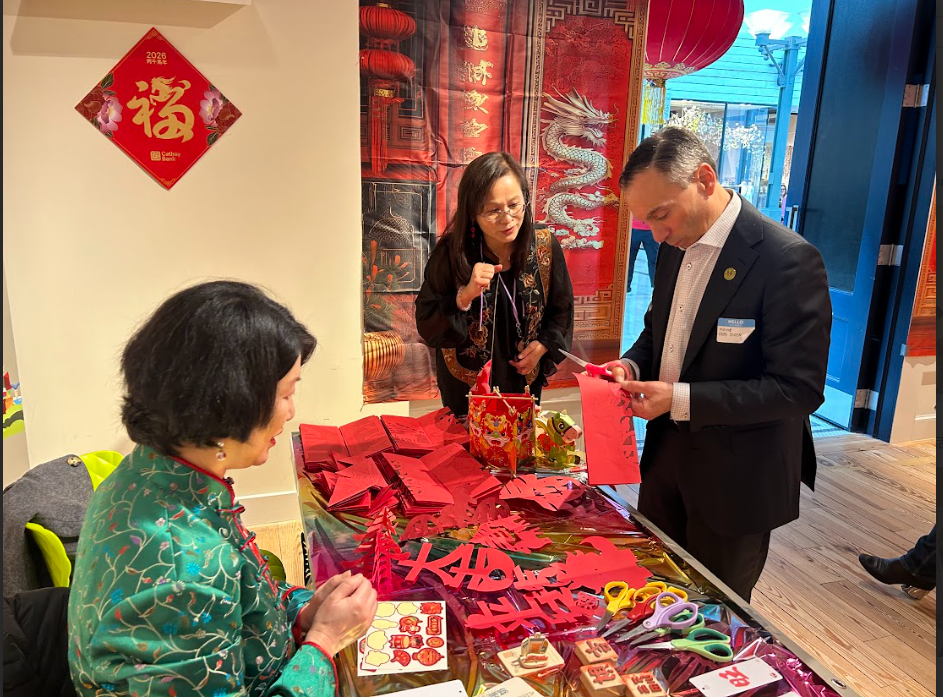 East Brunswick 市長 Brad Cohen對剪紙展現濃厚的興趣，專注地完成作品