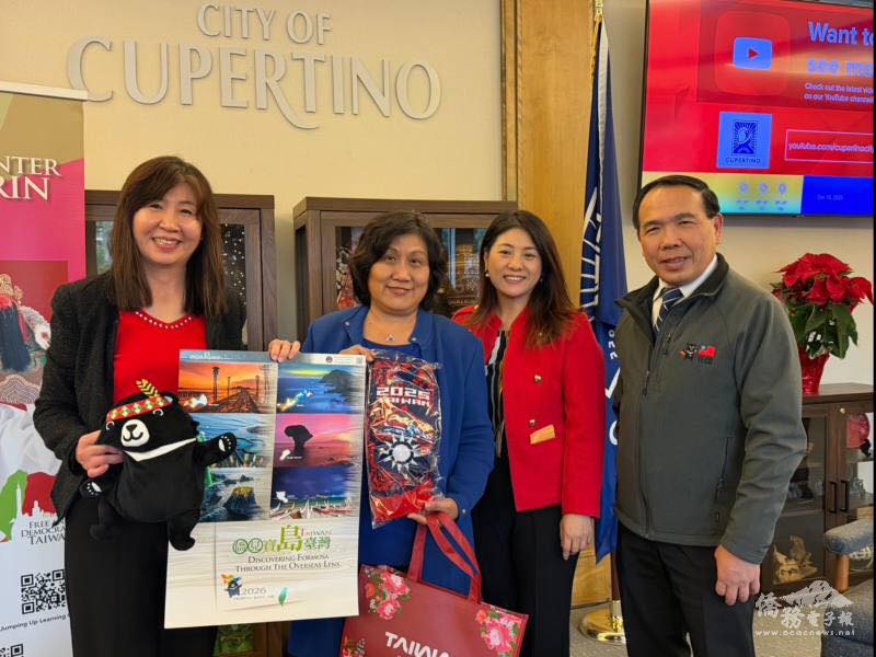 圖四：金山灣區華僑文教中心主任莊雅淑(左一)敬贈2026僑委會精美月曆，由趙良方市長(左二)代表接受