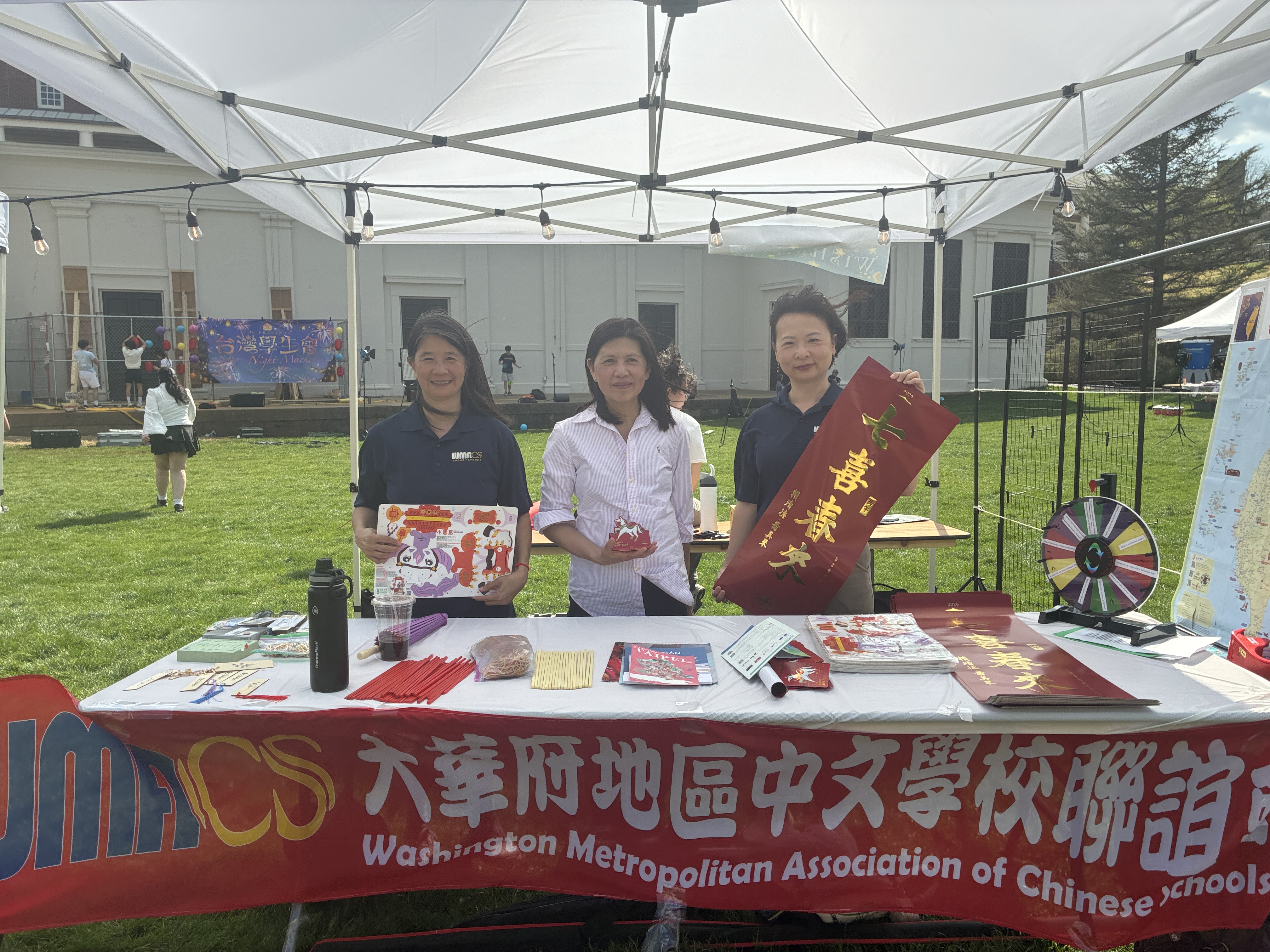 WMACS 總幹事黎秀桂、財務陳金蘭及學術王姵凱女士帶領