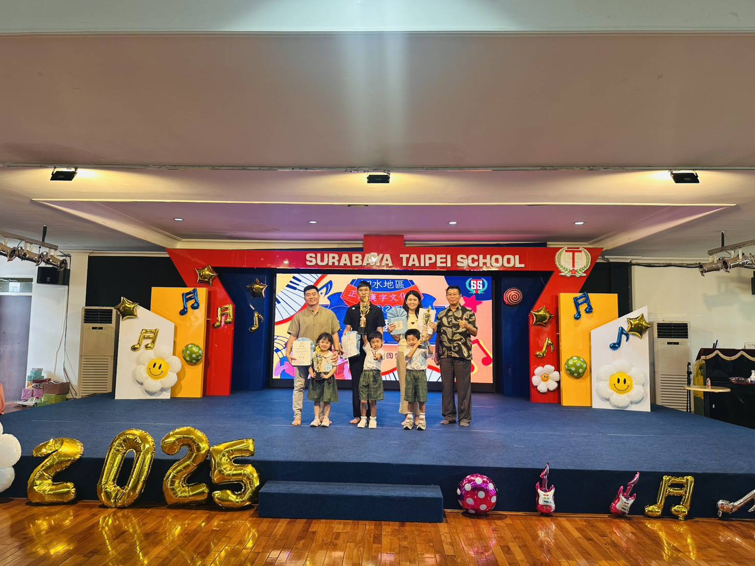 爸爸媽媽與孩子一起合影留下親子溫馨時刻