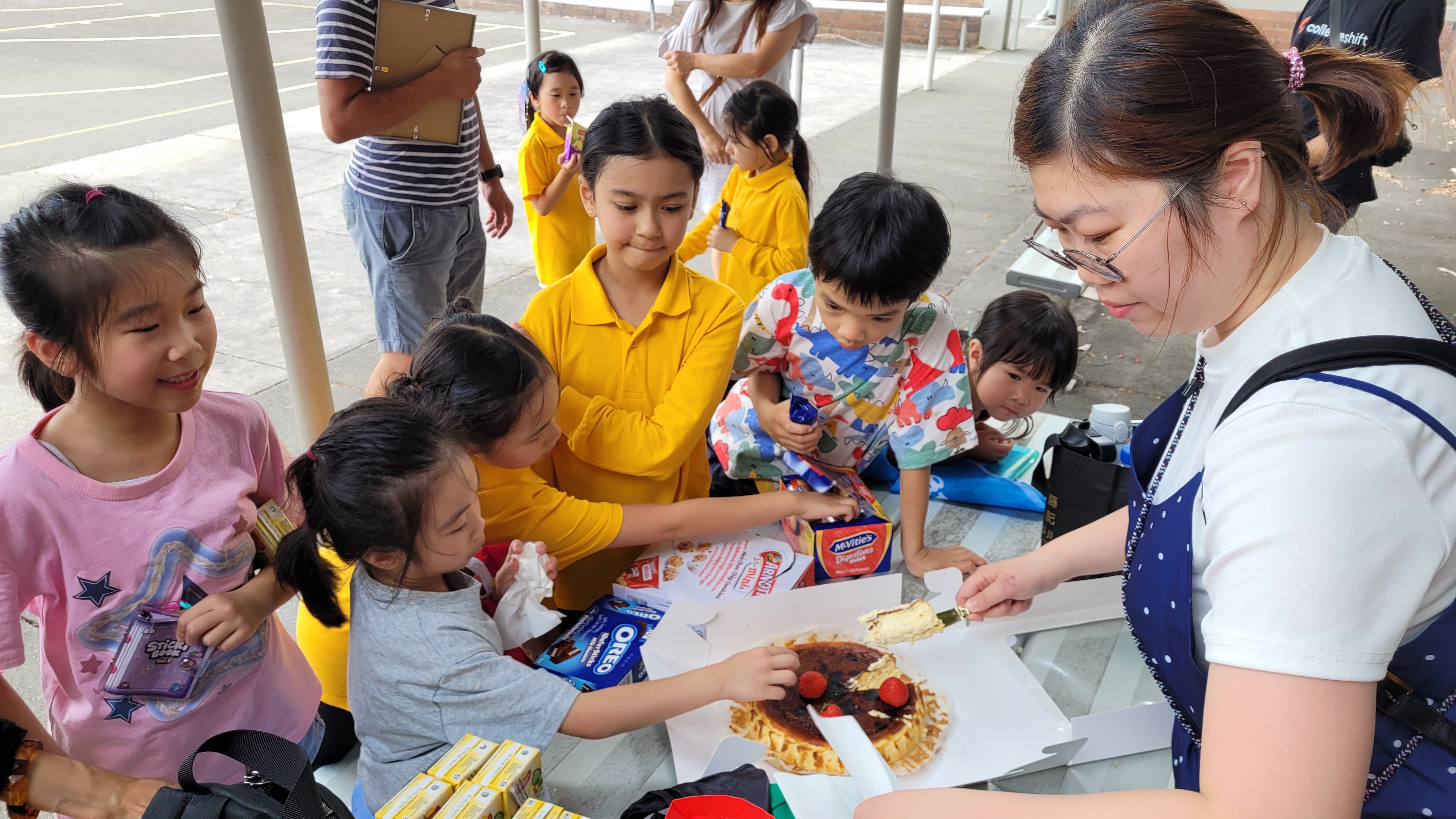 小朋友興高采烈分享家長親手做的蛋糕和其他美食。