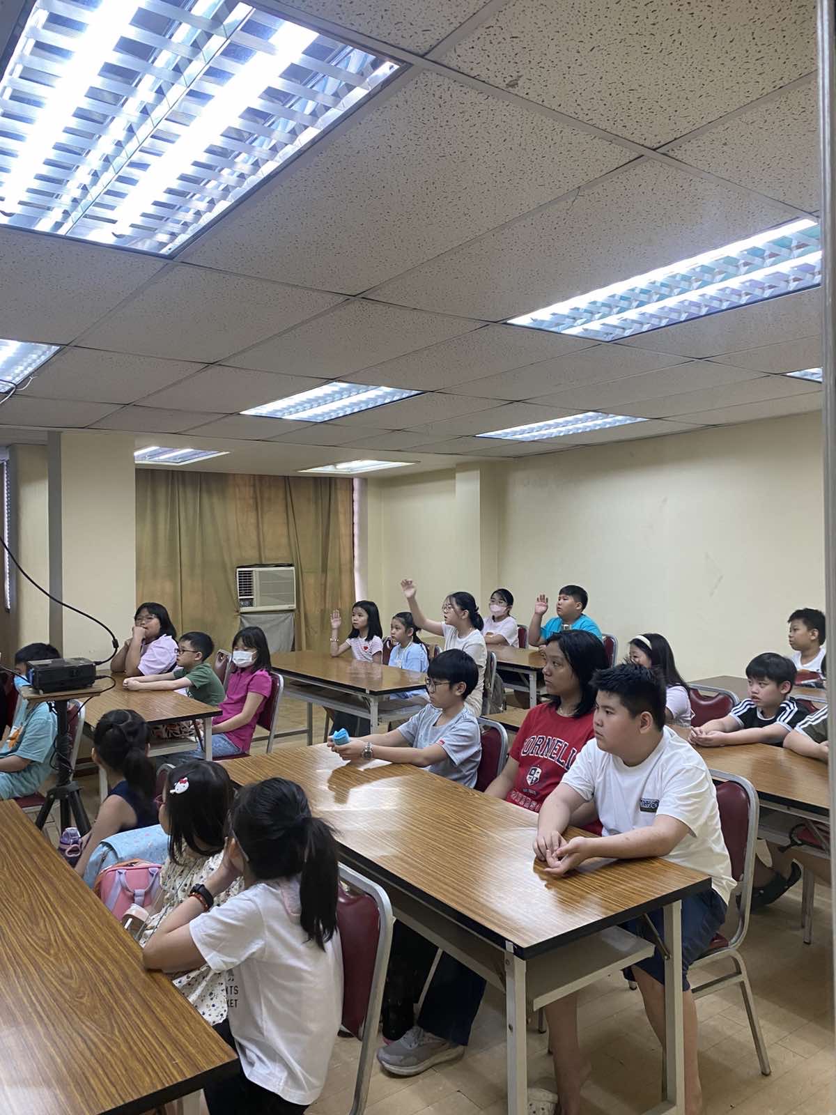 施紫齡老師指導學生進行日常會話實作演練。