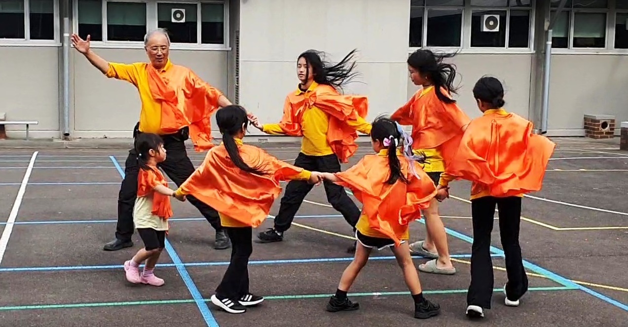 中華文化學校師生表演圍成半圓形的摩梭人《甲搓舞》。