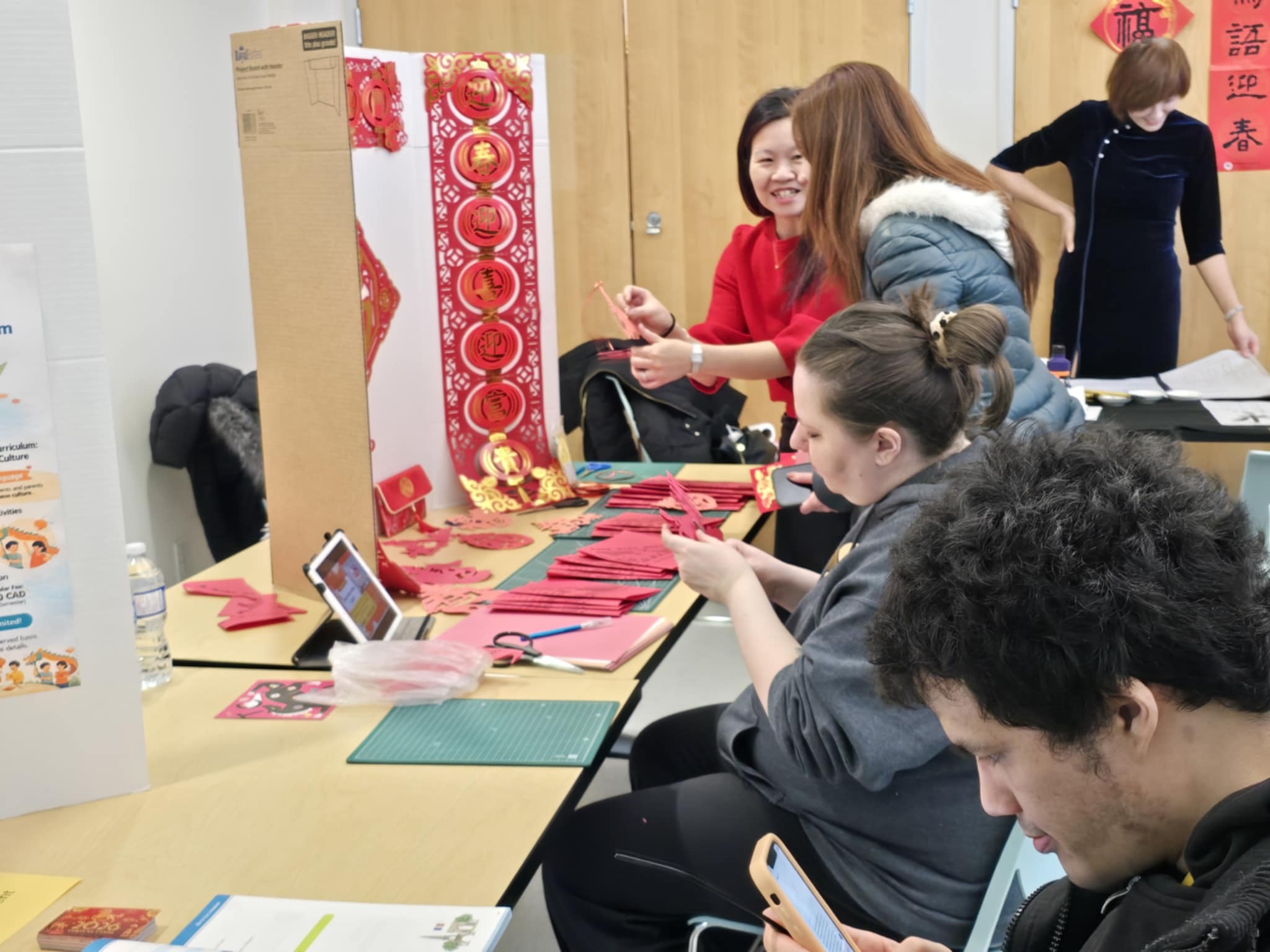 老師教授剪紙，學員正努力參與學習